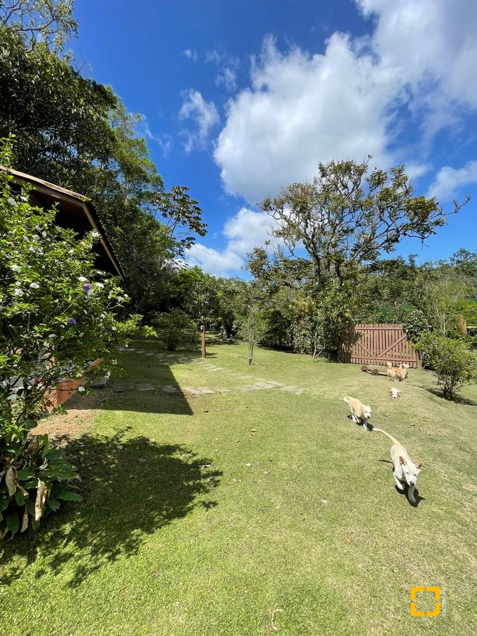 Sítio com 250m², 8 quartos, 2 garagens, no bairro Ratones em Florianópolis