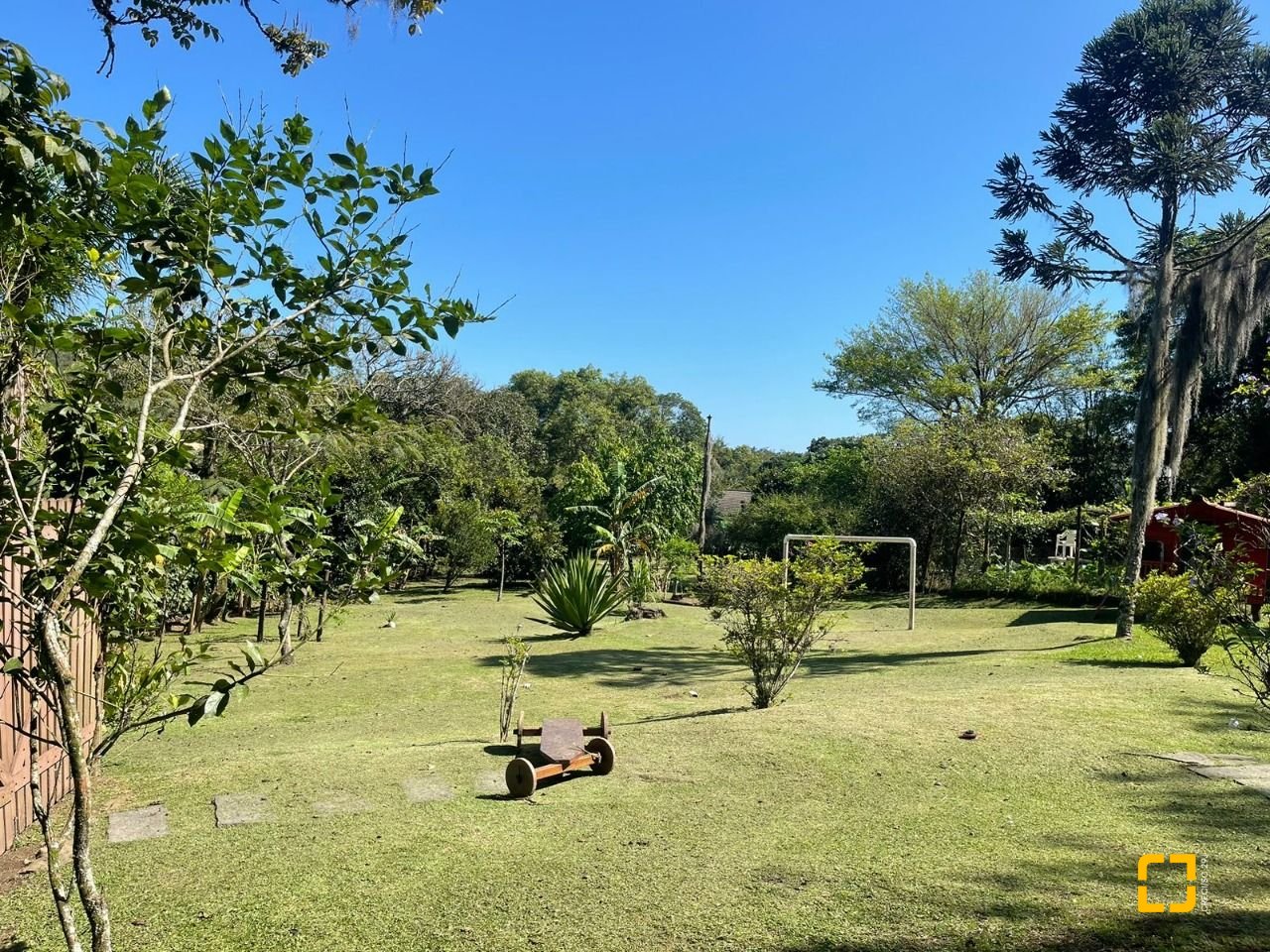 Sítio com 250m², 8 quartos, 2 garagens, no bairro Ratones em Florianópolis