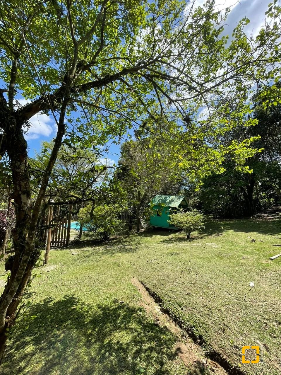 Sítio com 250m², 8 quartos, 2 garagens, no bairro Ratones em Florianópolis