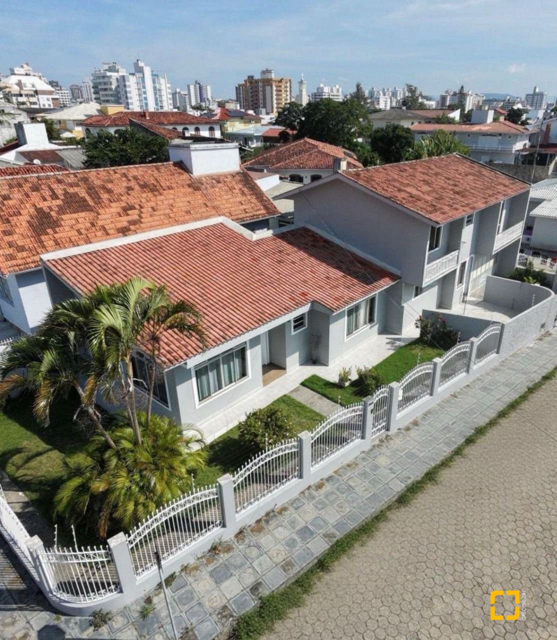Casa com 262m², 4 quartos (sendo 1 suíte), 4 garagens, no bairro Balneário em Florianópolis