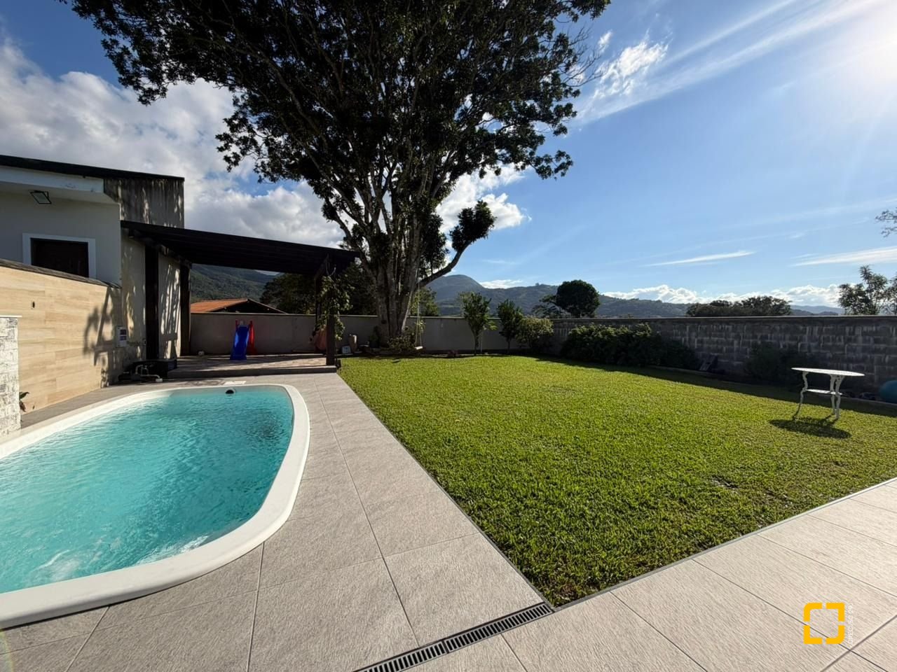 Casa de Condomínio com 204m², 3 quartos (sendo 1 suíte), 1 garagem, no bairro Sul do Rio em Santo Amaro da Imperatriz