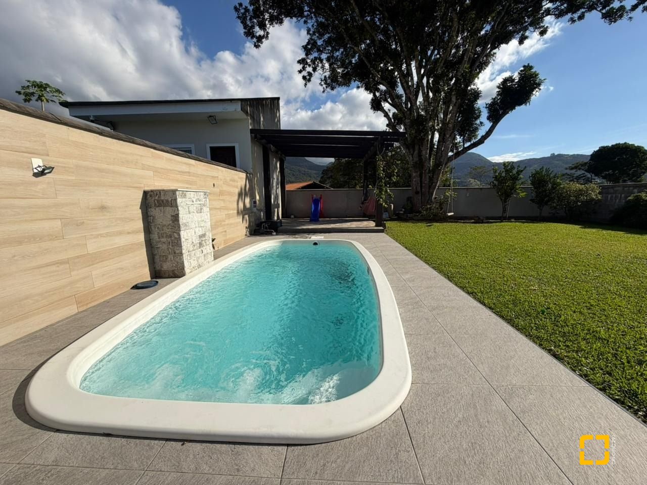 Casa de Condomínio com 204m², 3 quartos (sendo 1 suíte), 1 garagem, no bairro Sul do Rio em Santo Amaro da Imperatriz