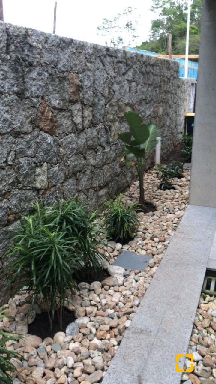 Casa de Condomínio com 323m², 6 quartos (sendo 3 suítes), 4 garagens, no bairro Cacupé em Florianópolis