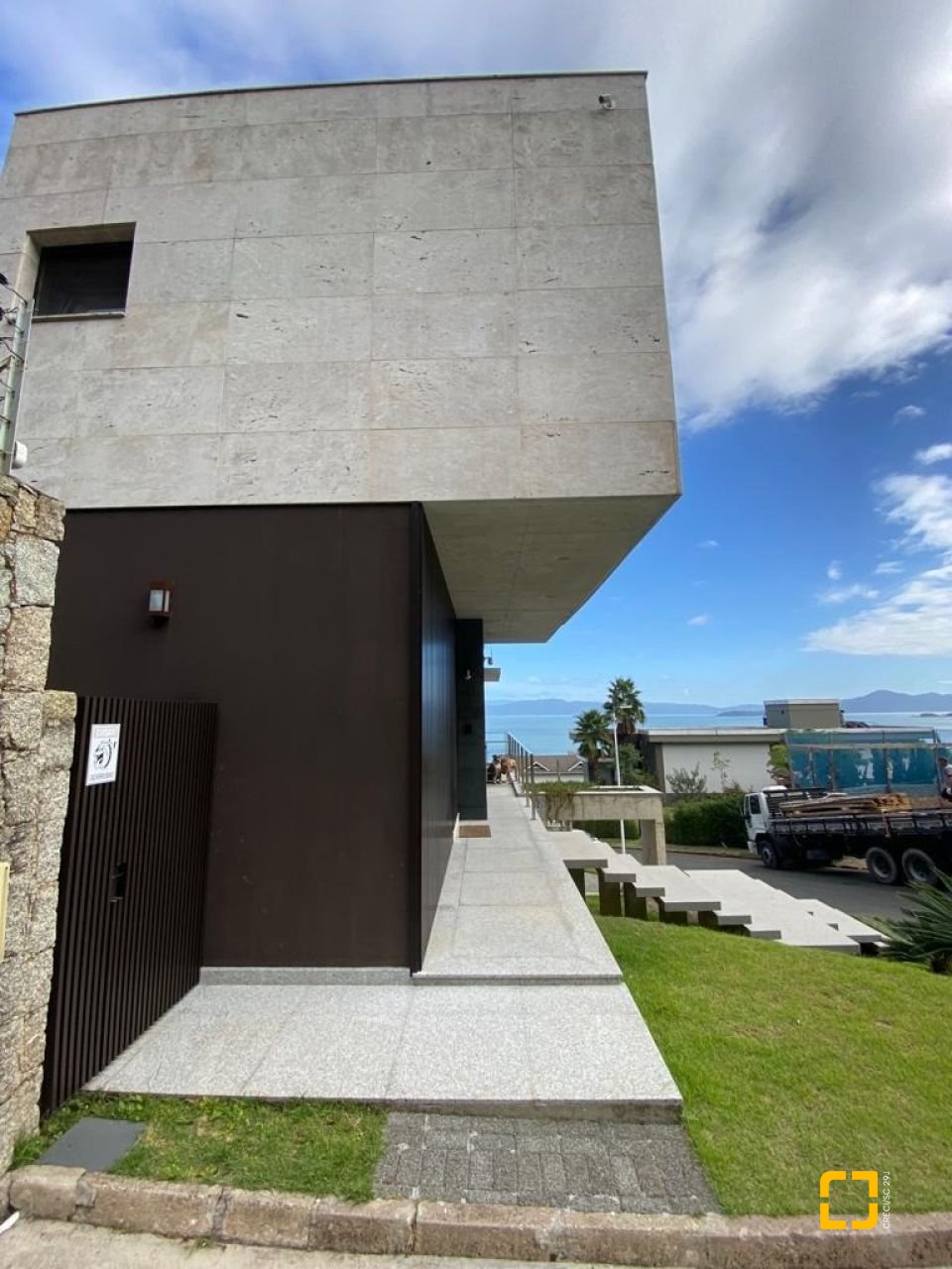 Casa de Condomínio com 323m², 6 quartos (sendo 3 suítes), 4 garagens, no bairro Cacupé em Florianópolis