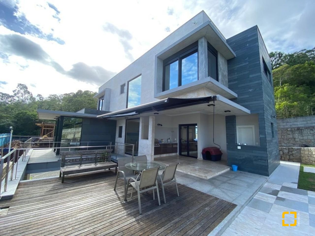 Casa de Condomínio com 323m², 6 quartos (sendo 3 suítes), 4 garagens, no bairro Cacupé em Florianópolis