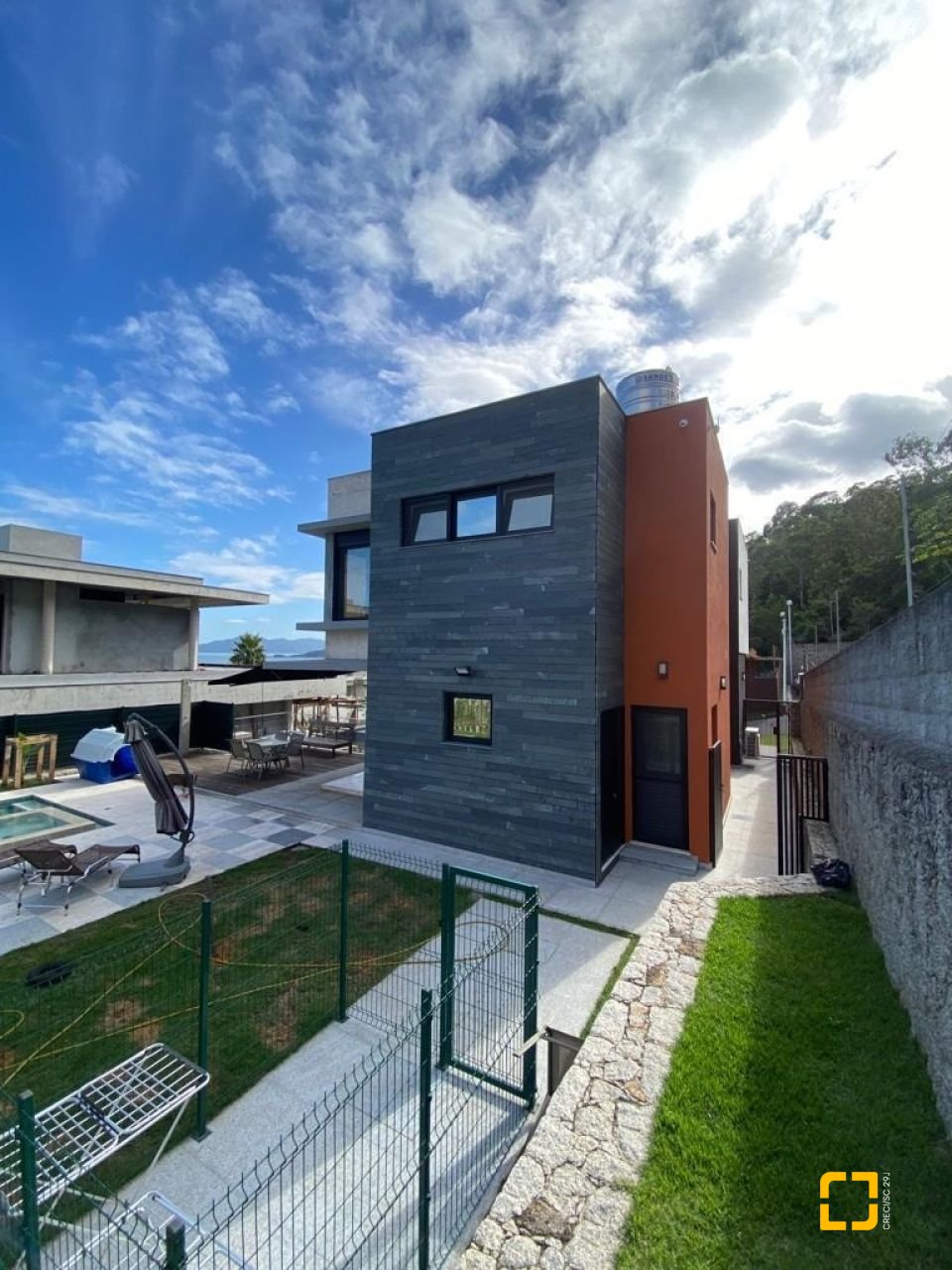 Casa de Condomínio com 323m², 6 quartos (sendo 3 suítes), 4 garagens, no bairro Cacupé em Florianópolis