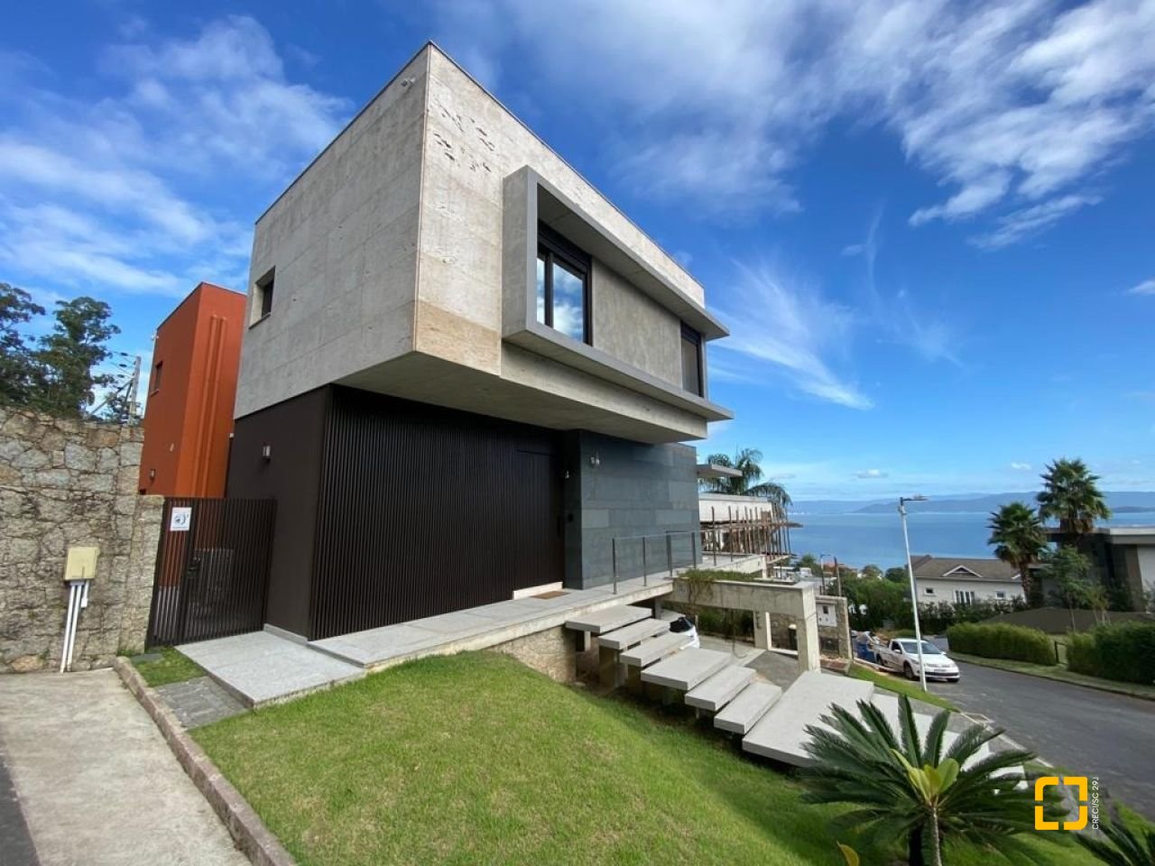 Casa de Condomínio com 323m², 6 quartos (sendo 3 suítes), 4 garagens, no bairro Cacupé em Florianópolis