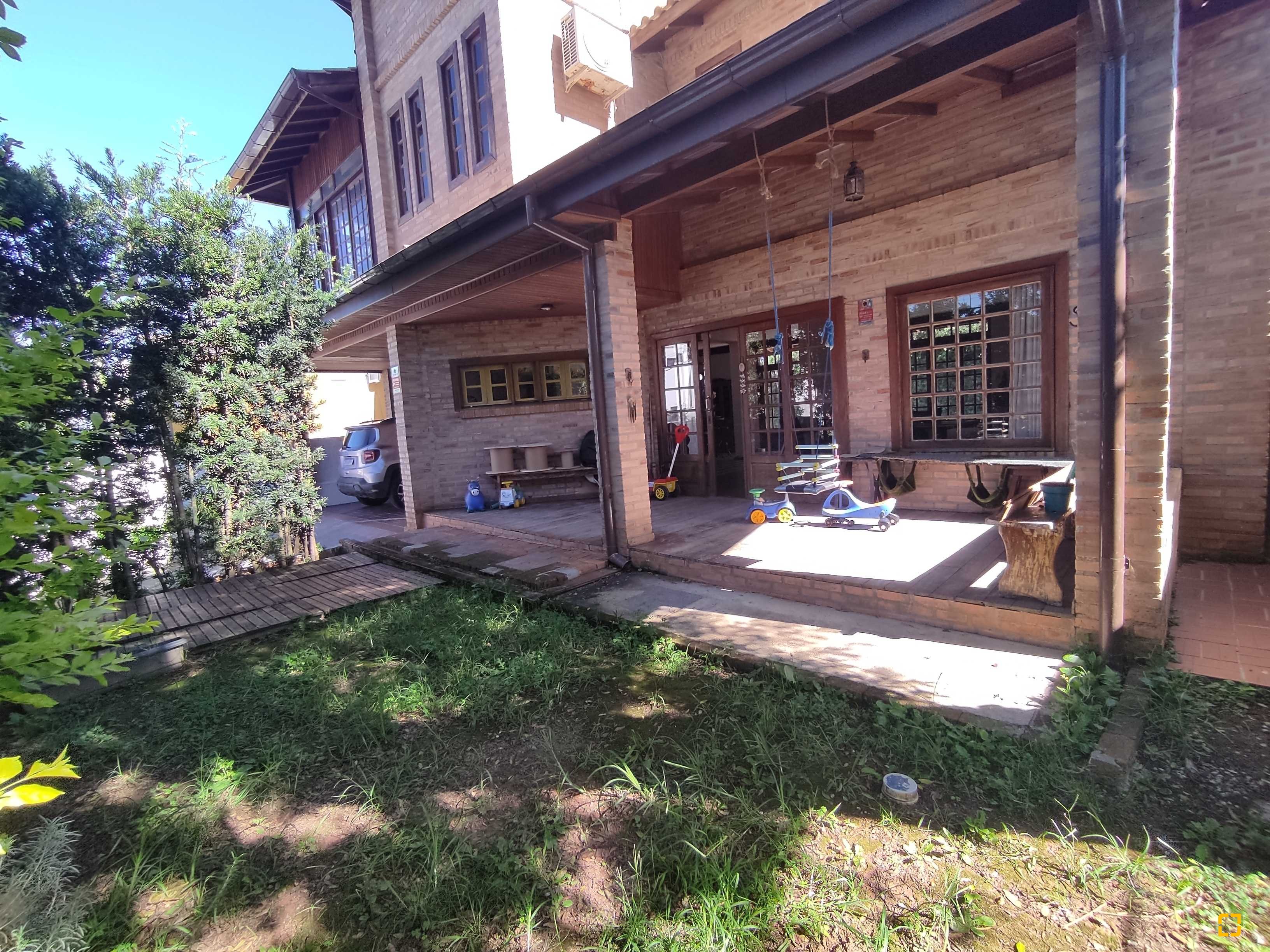 Casa com 170m², 6 quartos (sendo 3 suítes), 2 garagens, no bairro Sambaqui em Florianópolis