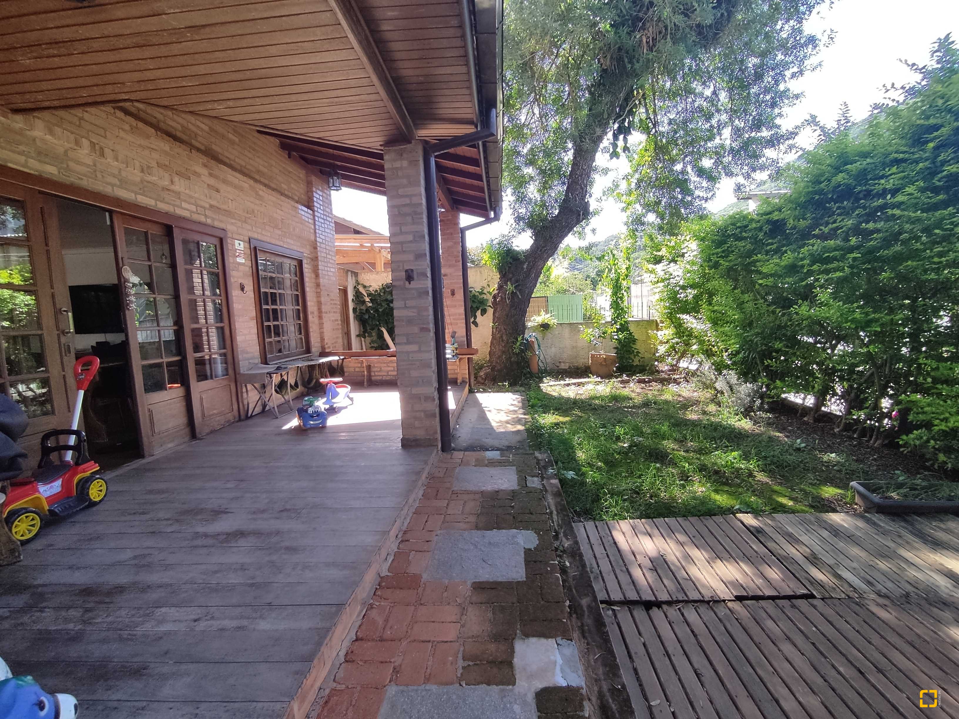 Casa com 170m², 6 quartos (sendo 3 suítes), 2 garagens, no bairro Sambaqui em Florianópolis