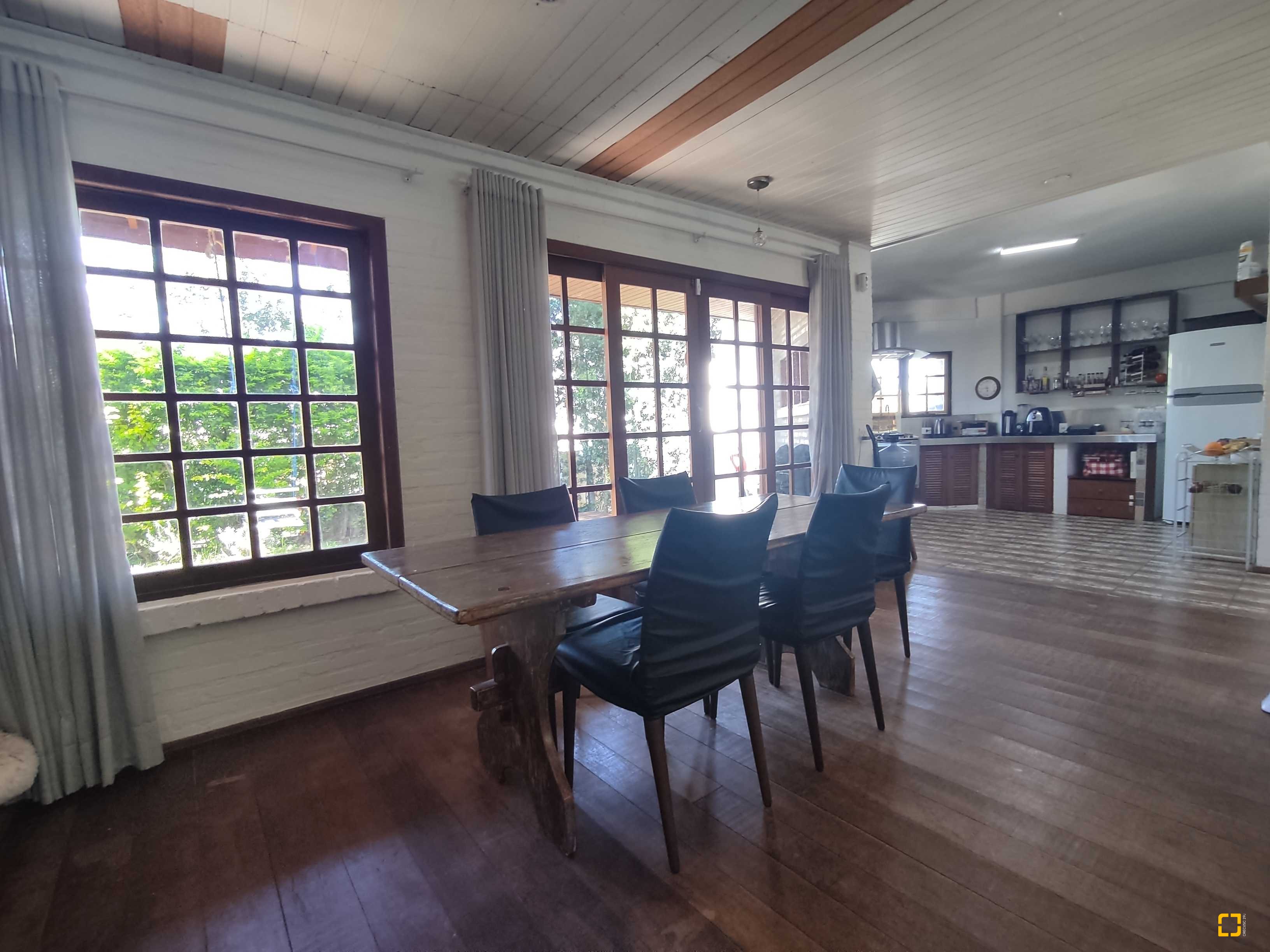 Casa com 170m², 6 quartos (sendo 3 suítes), 2 garagens, no bairro Sambaqui em Florianópolis