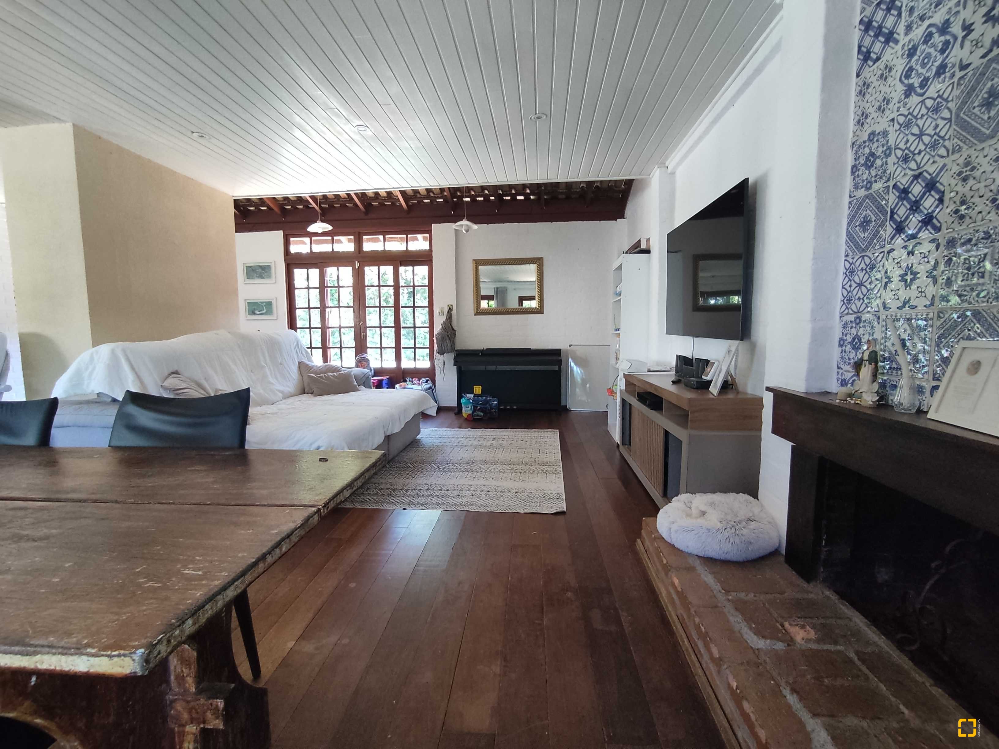 Casa com 170m², 6 quartos (sendo 3 suítes), 2 garagens, no bairro Sambaqui em Florianópolis