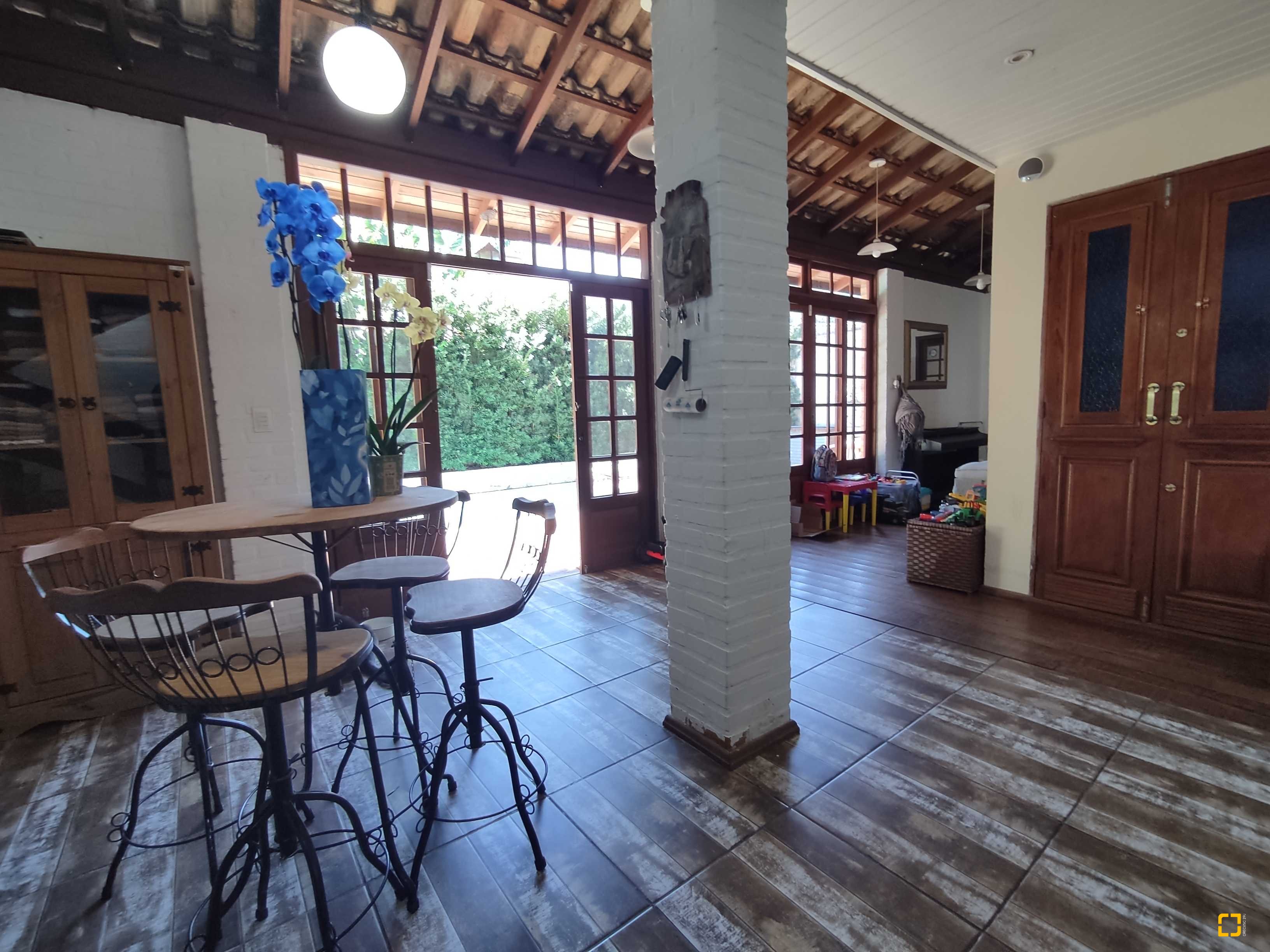 Casa com 170m², 6 quartos (sendo 3 suítes), 2 garagens, no bairro Sambaqui em Florianópolis