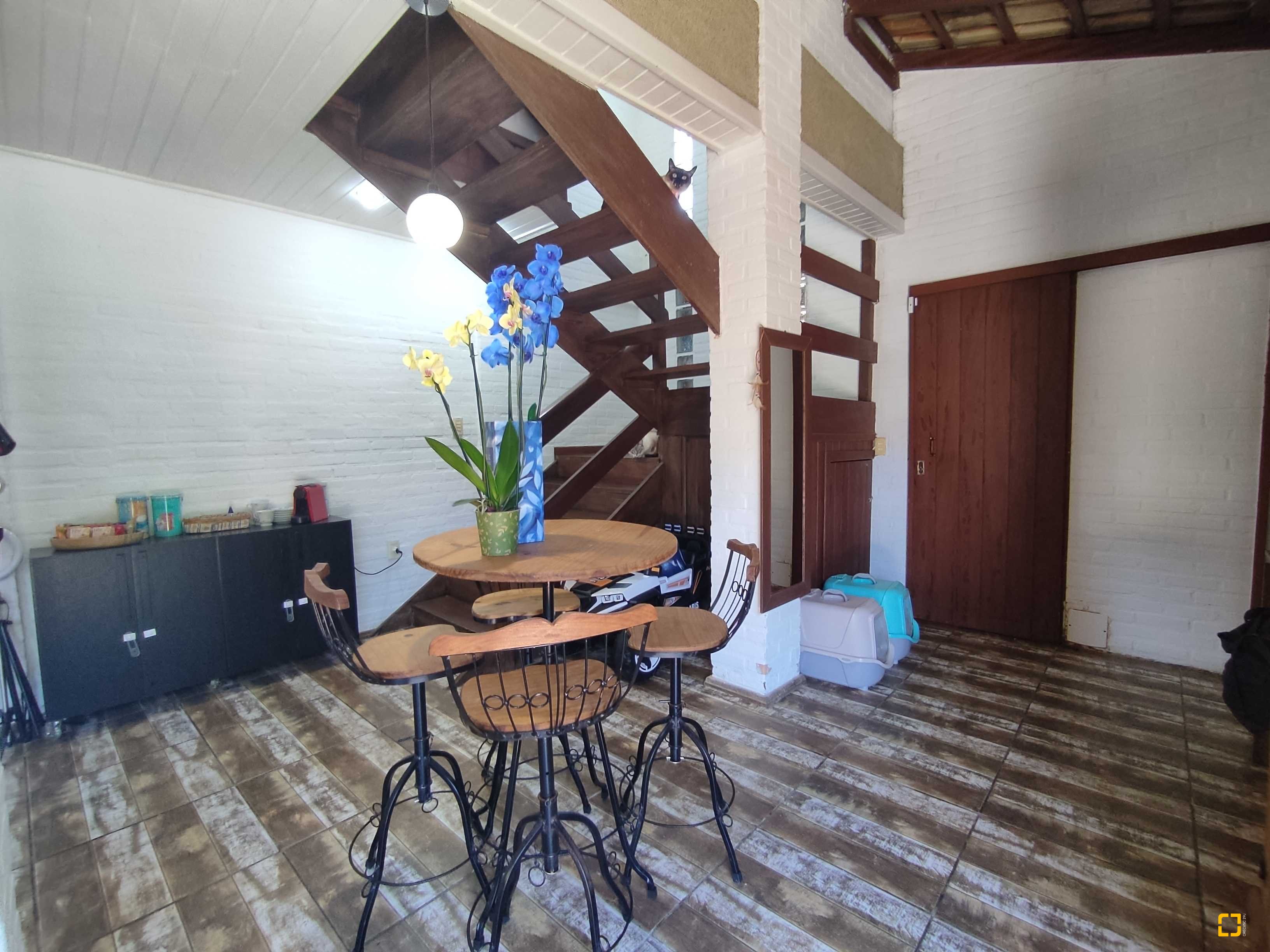 Casa com 170m², 6 quartos (sendo 3 suítes), 2 garagens, no bairro Sambaqui em Florianópolis