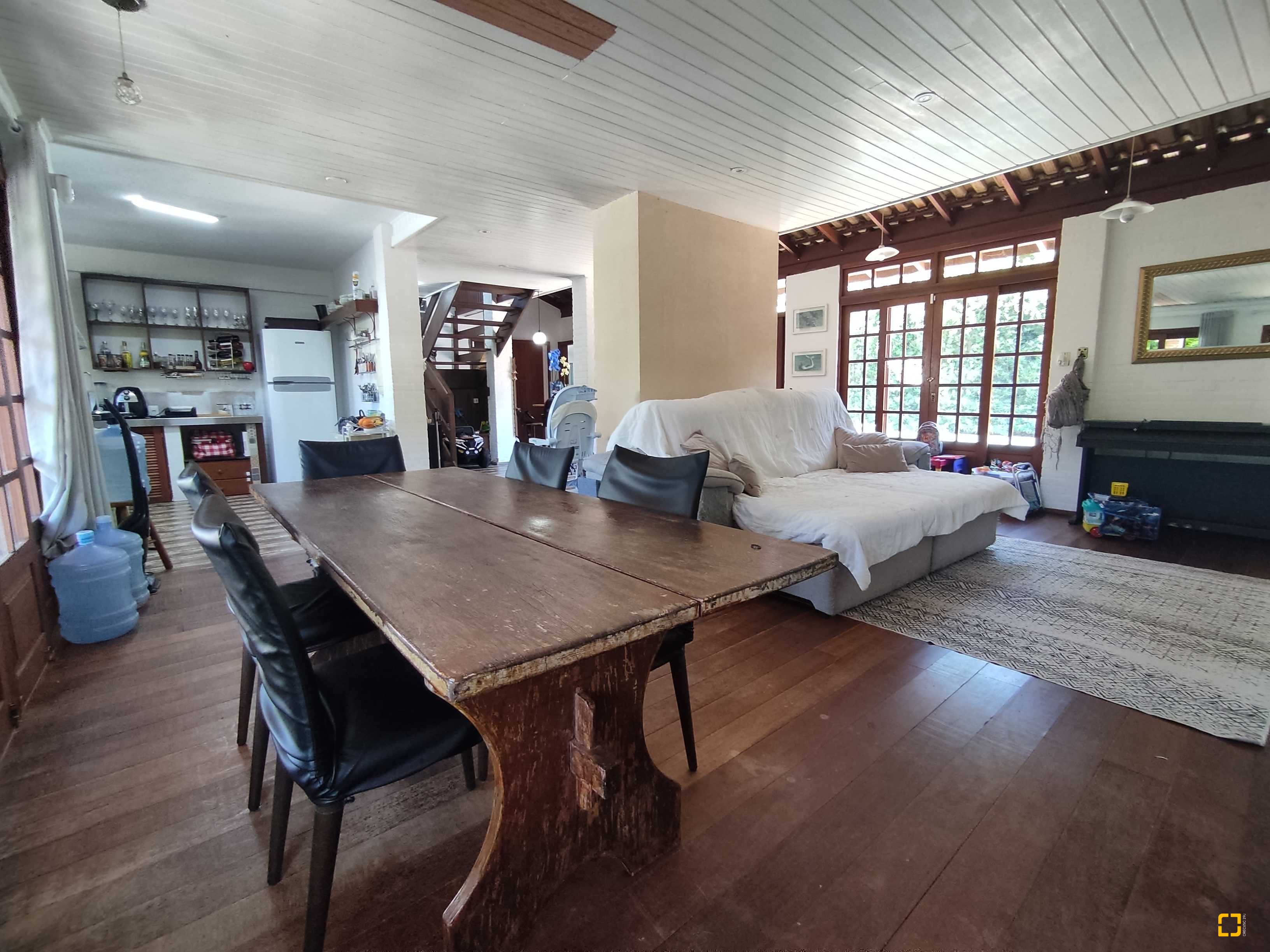 Casa com 170m², 6 quartos (sendo 3 suítes), 2 garagens, no bairro Sambaqui em Florianópolis