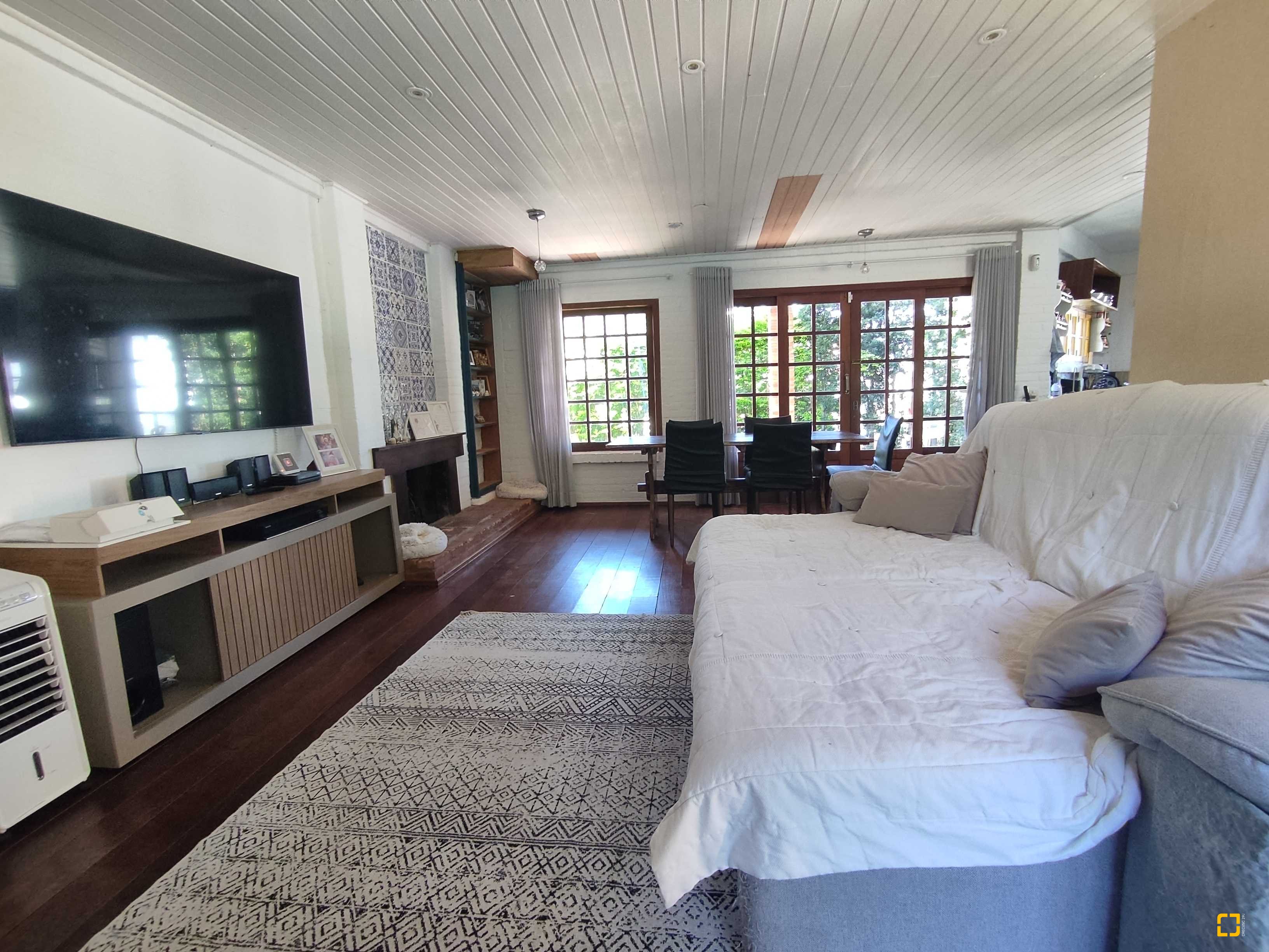 Casa com 170m², 6 quartos (sendo 3 suítes), 2 garagens, no bairro Sambaqui em Florianópolis