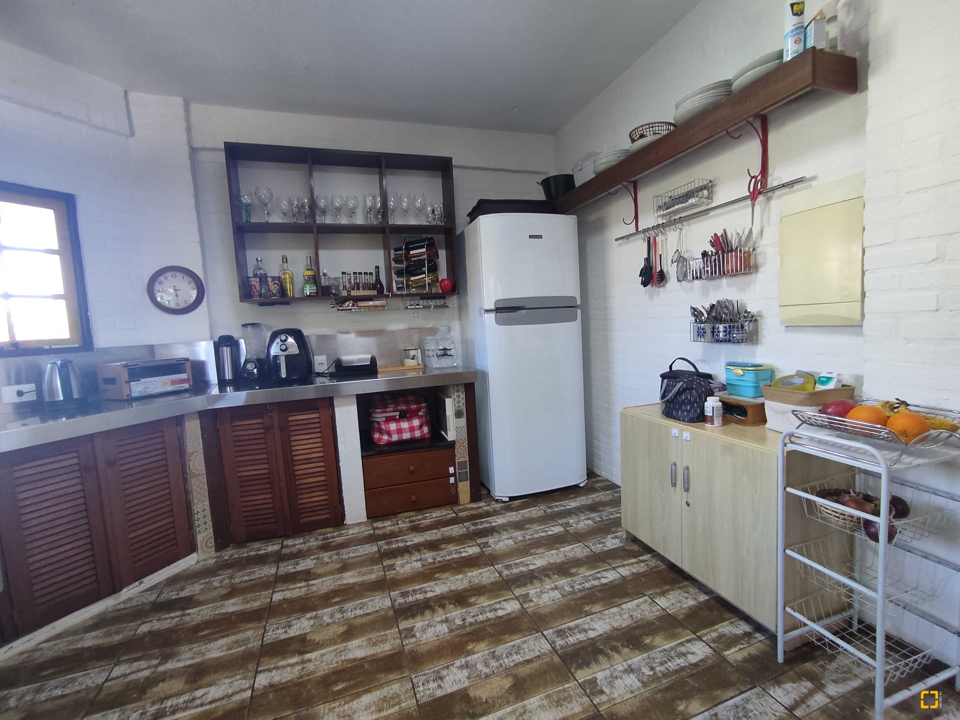 Casa com 170m², 6 quartos (sendo 3 suítes), 2 garagens, no bairro Sambaqui em Florianópolis