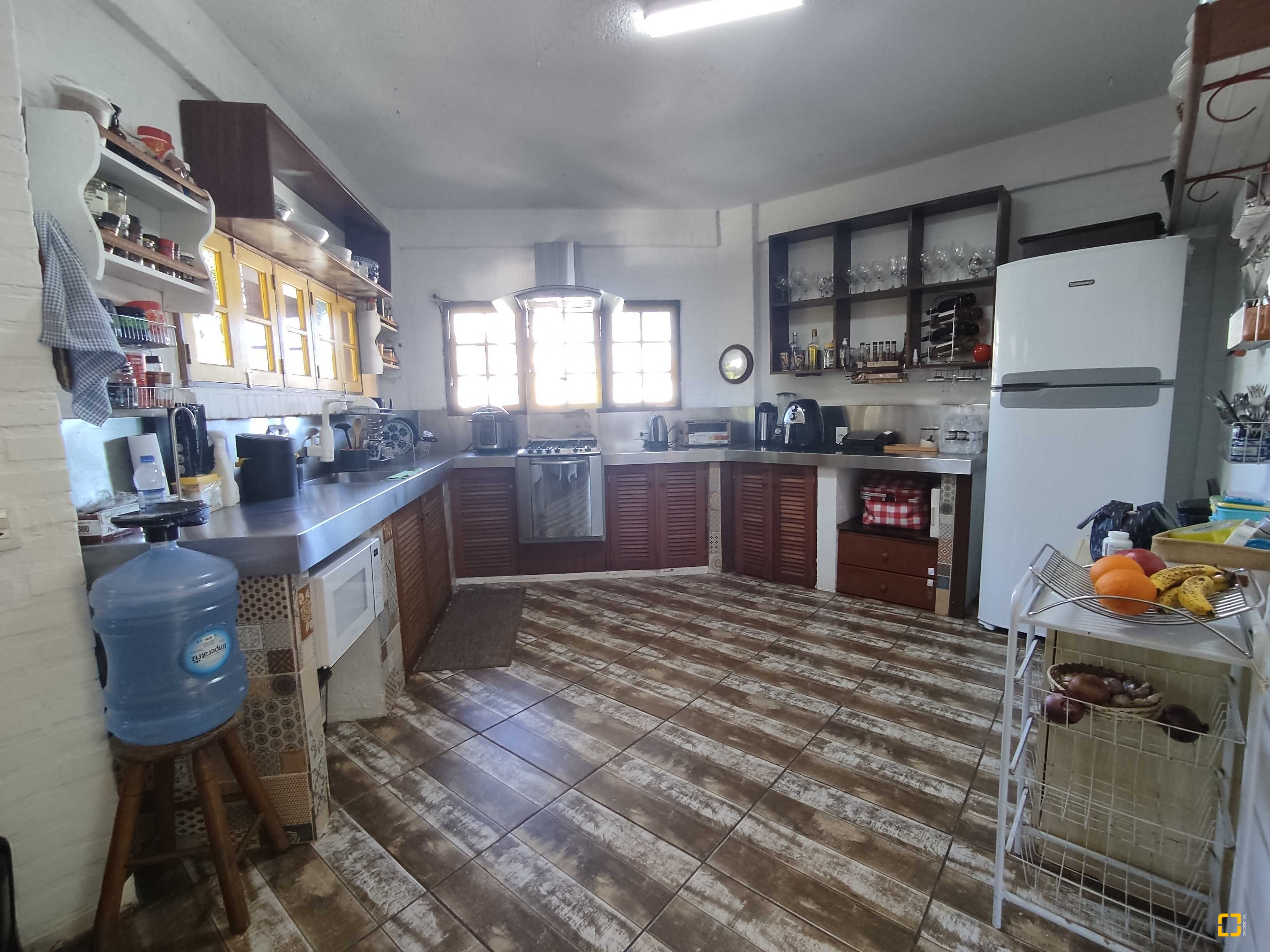Casa com 170m², 6 quartos (sendo 3 suítes), 2 garagens, no bairro Sambaqui em Florianópolis