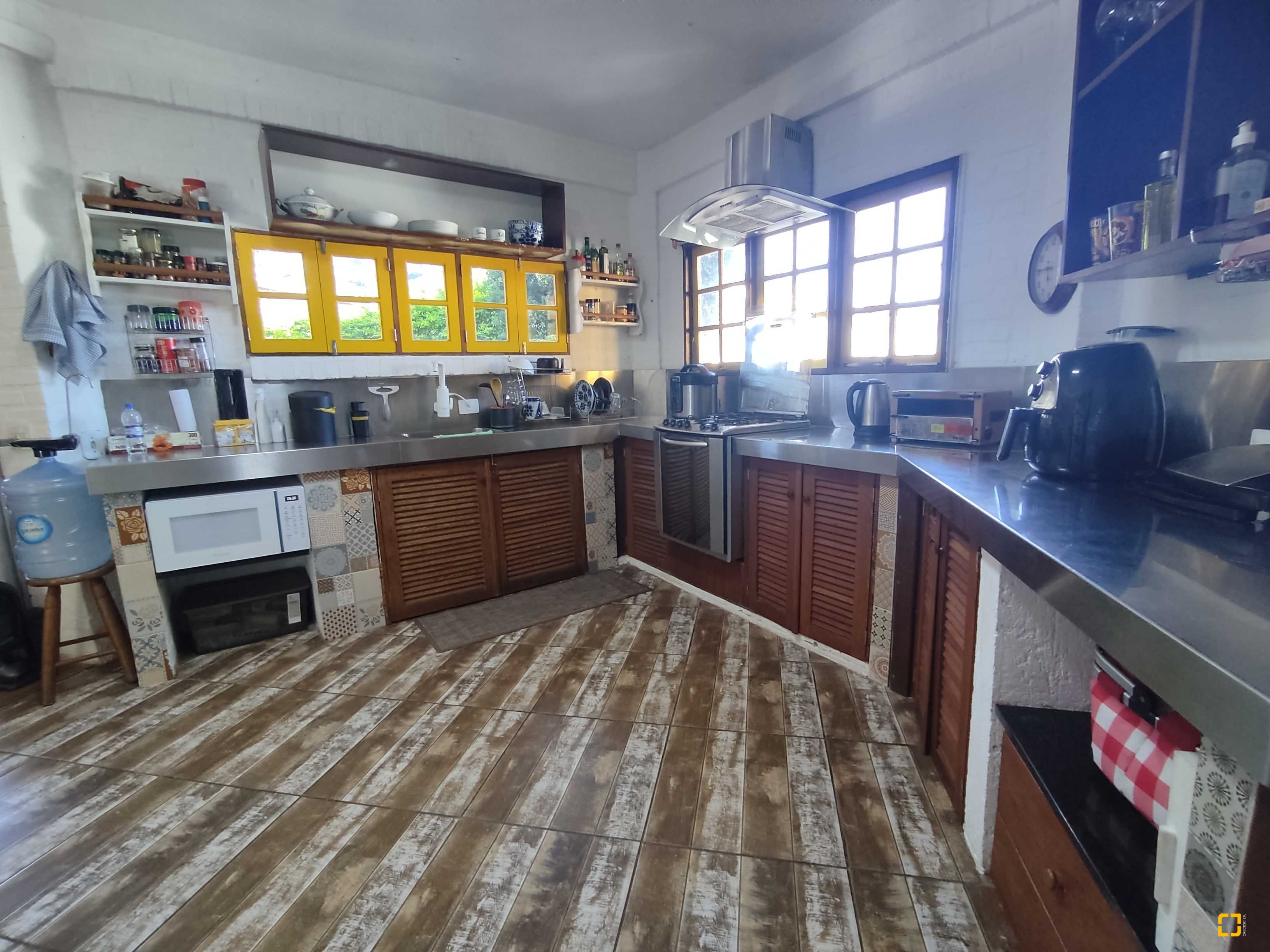 Casa com 170m², 6 quartos (sendo 3 suítes), 2 garagens, no bairro Sambaqui em Florianópolis