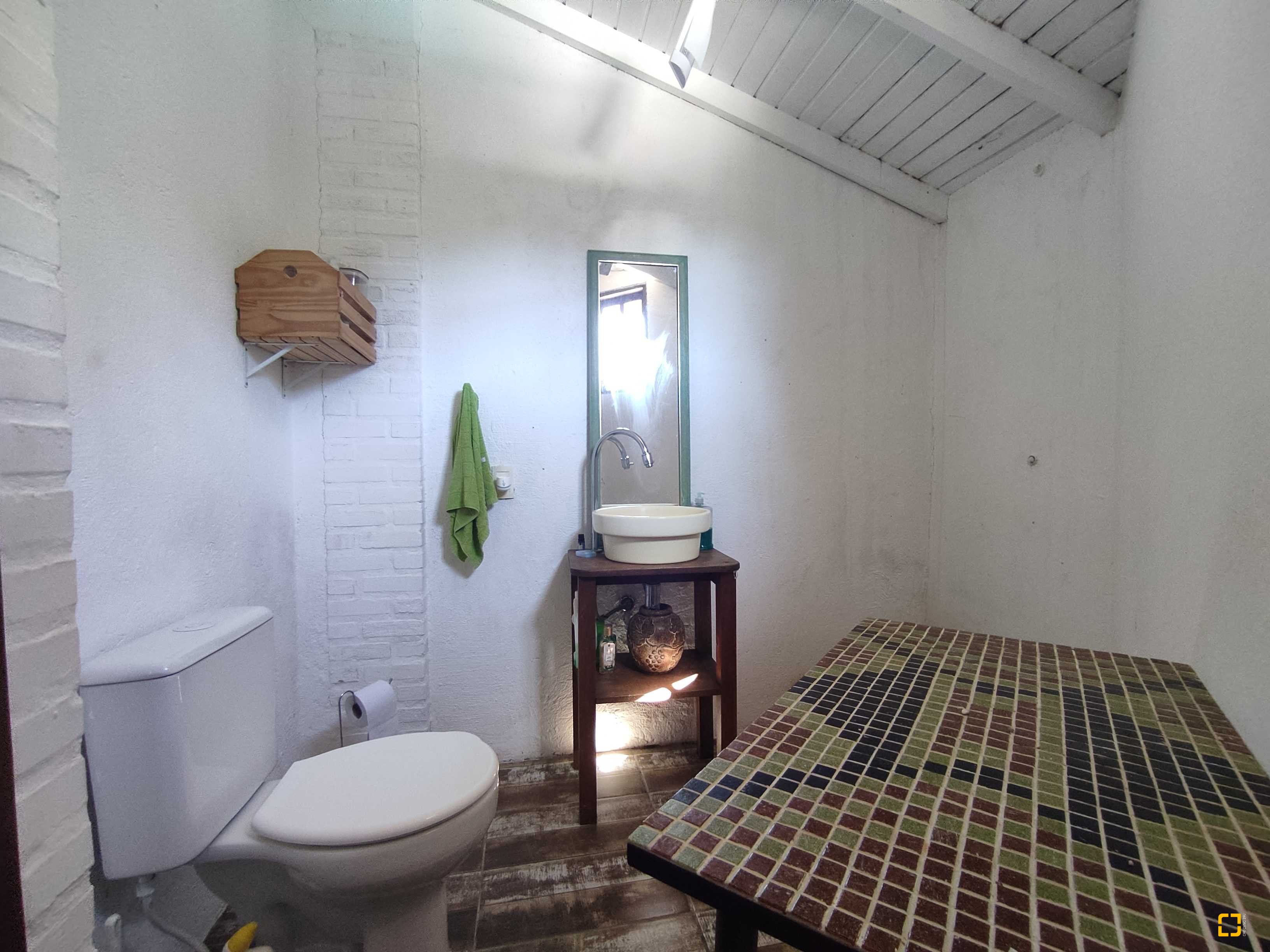 Casa com 170m², 6 quartos (sendo 3 suítes), 2 garagens, no bairro Sambaqui em Florianópolis