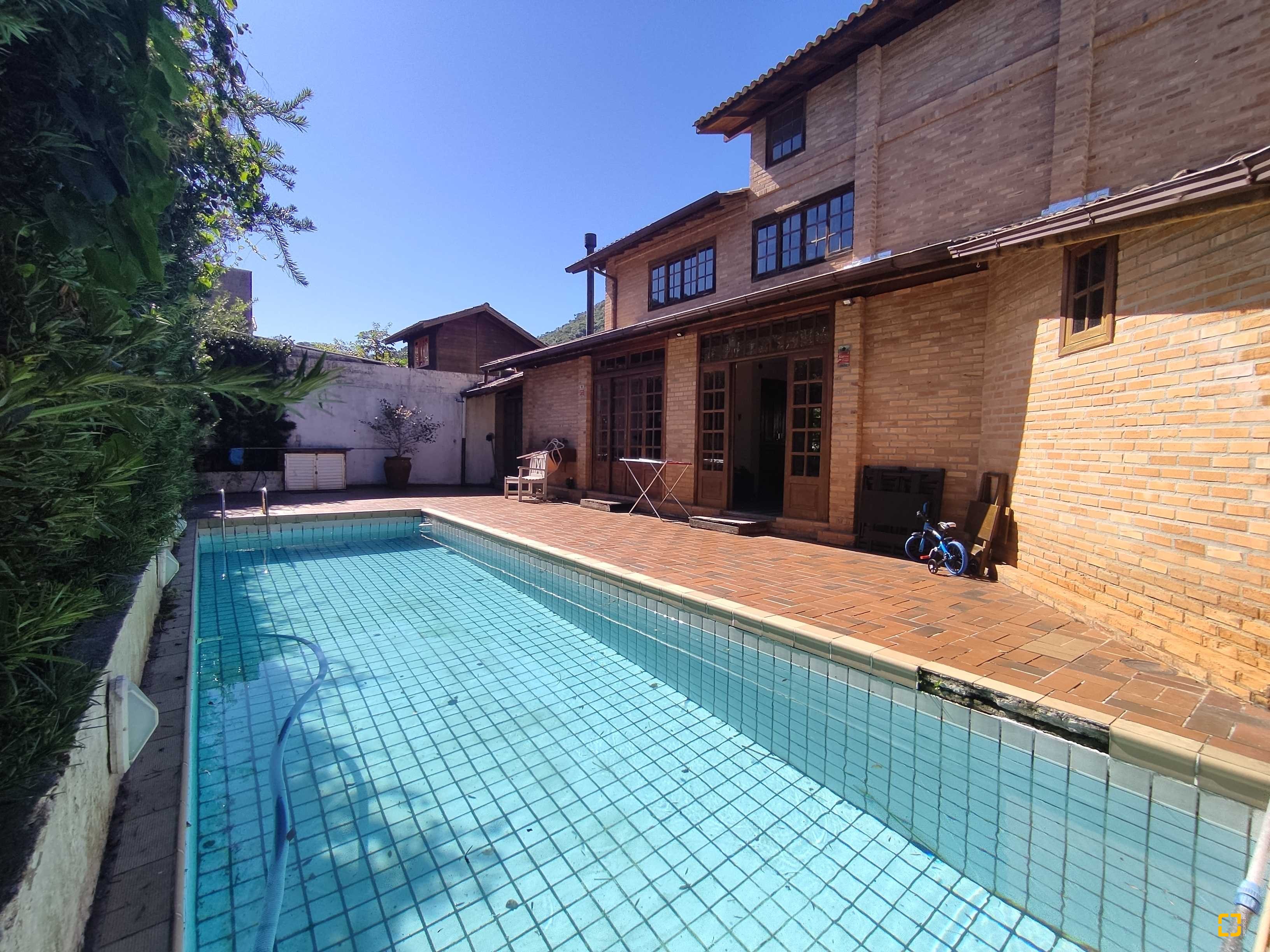 Casa com 170m², 6 quartos (sendo 3 suítes), 2 garagens, no bairro Sambaqui em Florianópolis