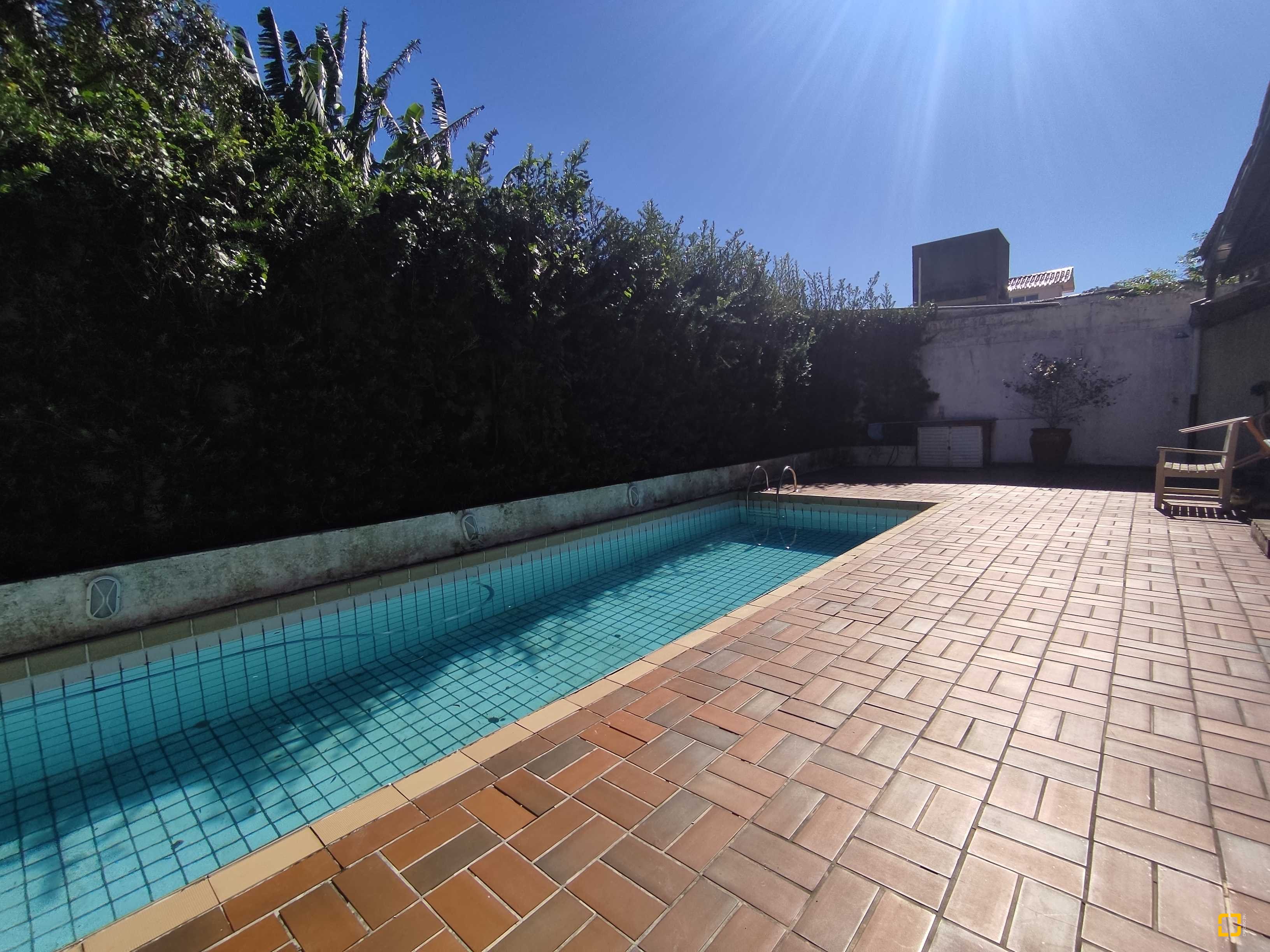 Casa com 170m², 6 quartos (sendo 3 suítes), 2 garagens, no bairro Sambaqui em Florianópolis