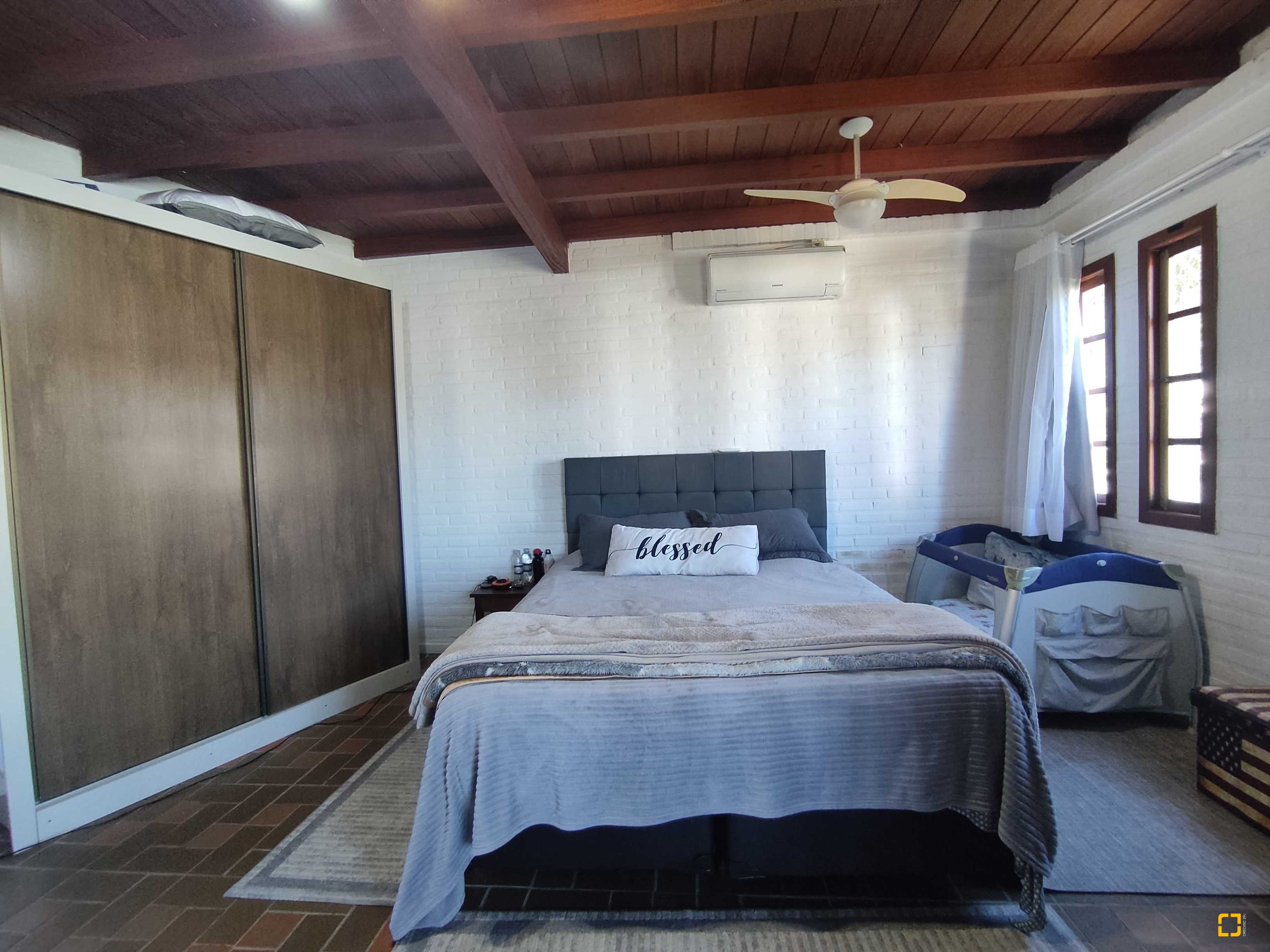 Casa com 170m², 6 quartos (sendo 3 suítes), 2 garagens, no bairro Sambaqui em Florianópolis