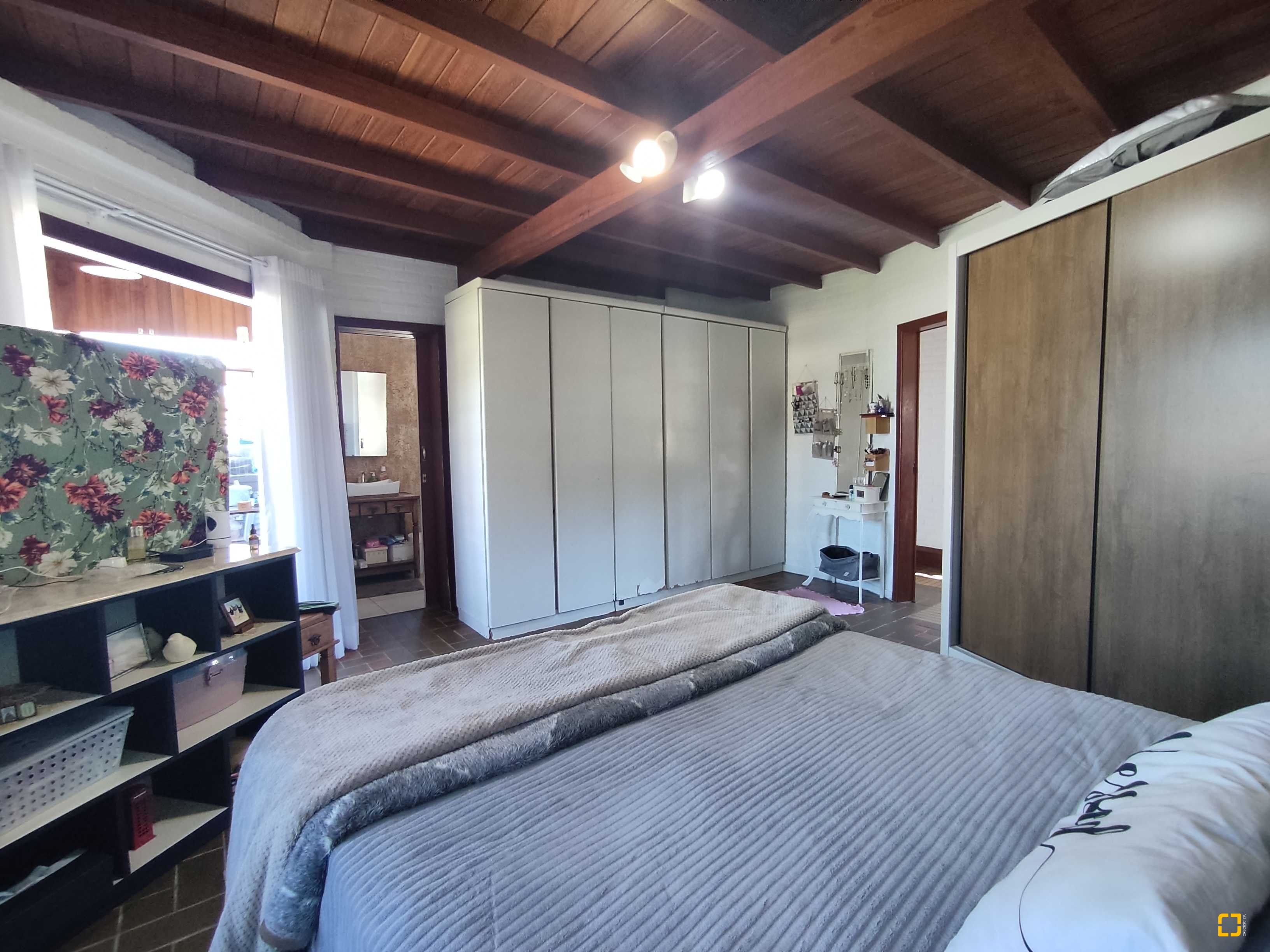 Casa com 170m², 6 quartos (sendo 3 suítes), 2 garagens, no bairro Sambaqui em Florianópolis