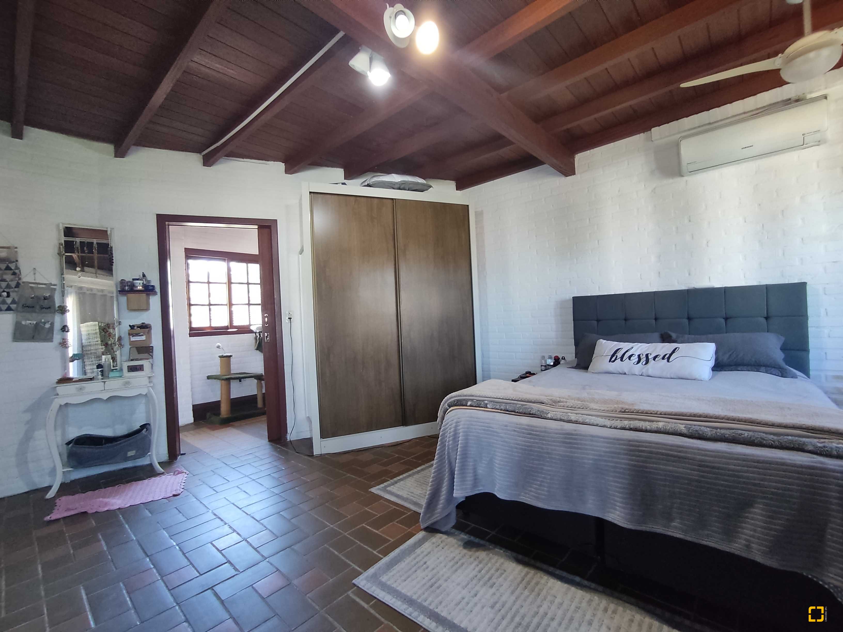 Casa com 170m², 6 quartos (sendo 3 suítes), 2 garagens, no bairro Sambaqui em Florianópolis