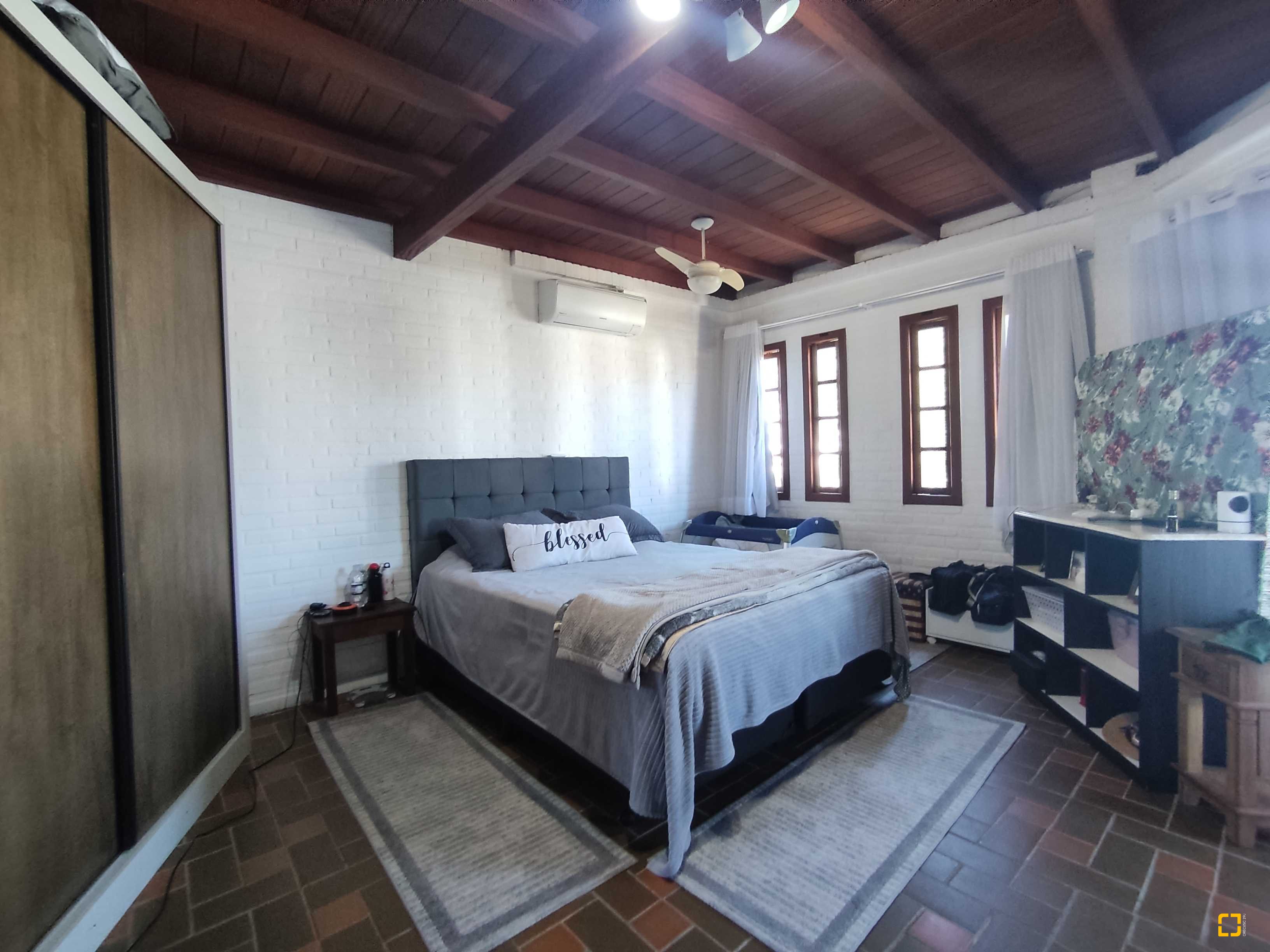 Casa com 170m², 6 quartos (sendo 3 suítes), 2 garagens, no bairro Sambaqui em Florianópolis