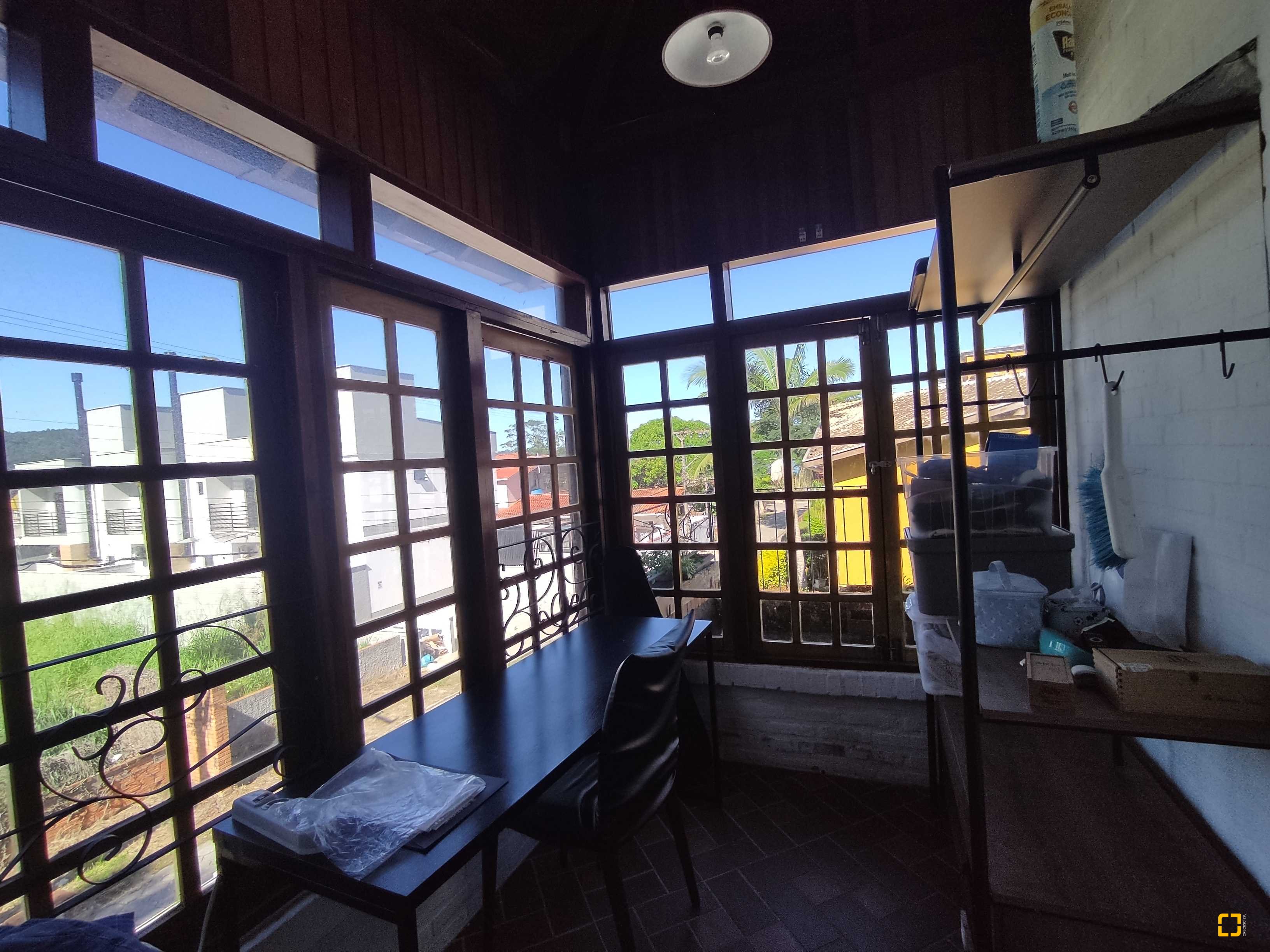 Casa com 170m², 6 quartos (sendo 3 suítes), 2 garagens, no bairro Sambaqui em Florianópolis
