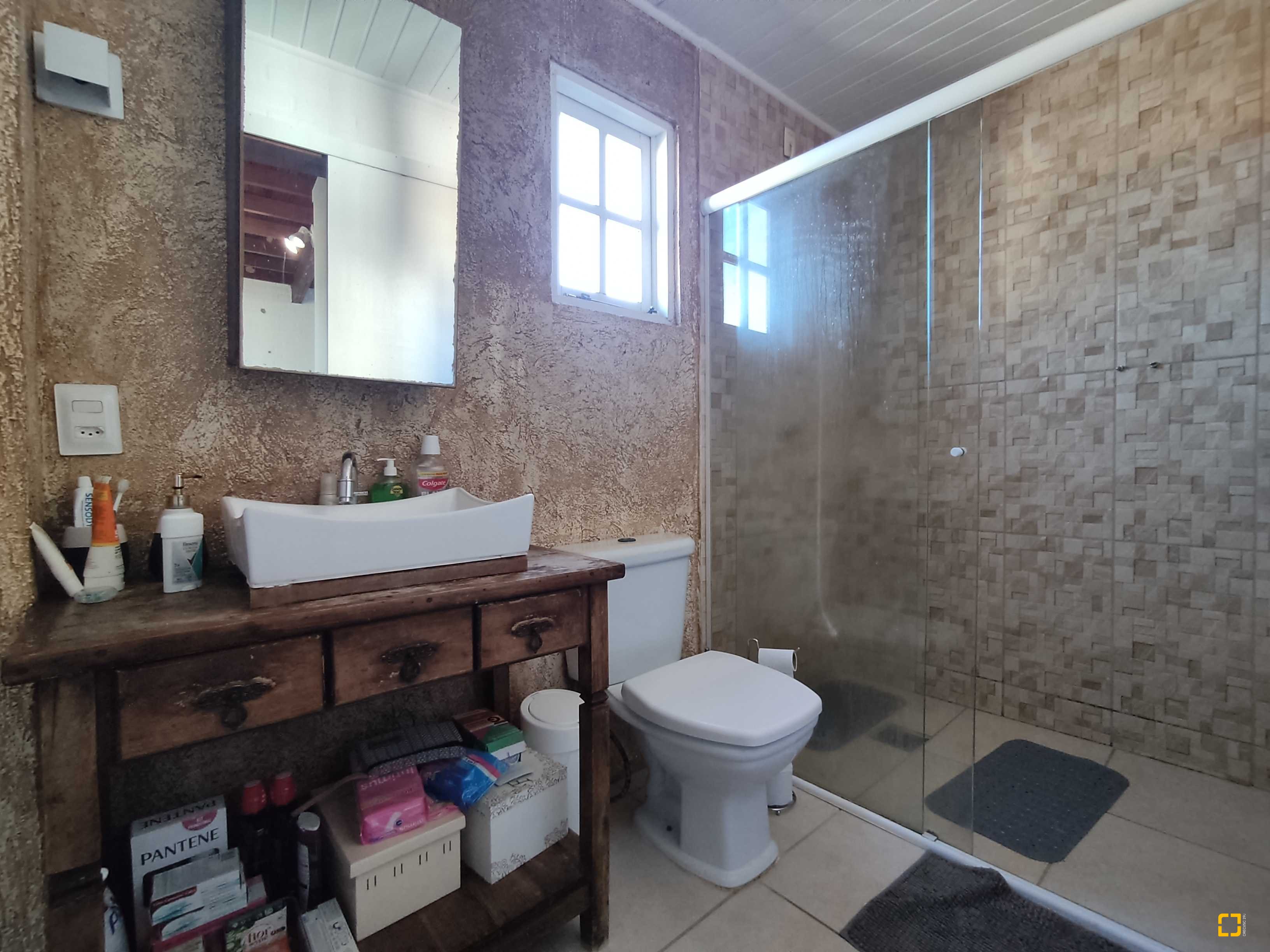 Casa com 170m², 6 quartos (sendo 3 suítes), 2 garagens, no bairro Sambaqui em Florianópolis