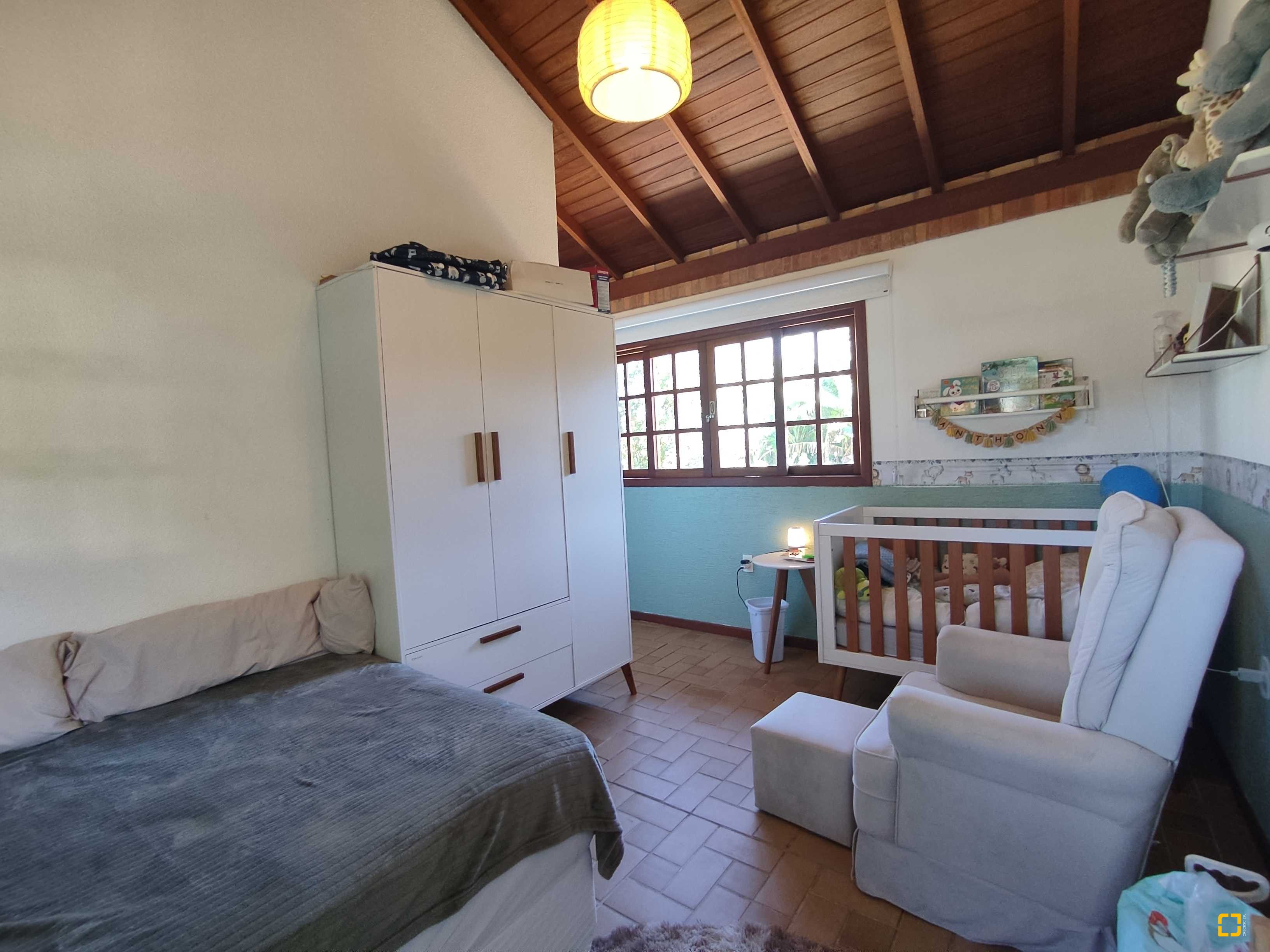 Casa com 170m², 6 quartos (sendo 3 suítes), 2 garagens, no bairro Sambaqui em Florianópolis