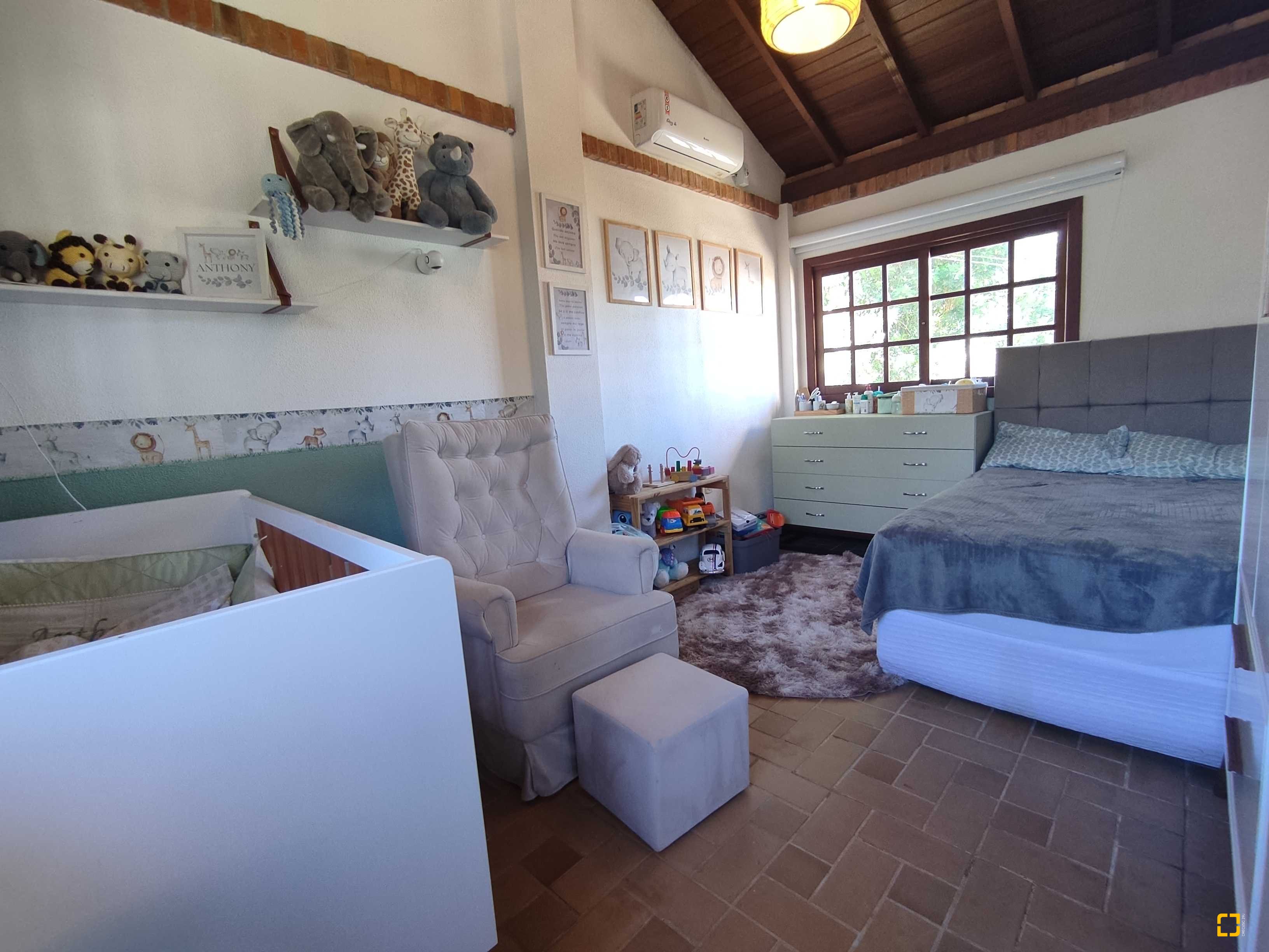 Casa com 170m², 6 quartos (sendo 3 suítes), 2 garagens, no bairro Sambaqui em Florianópolis