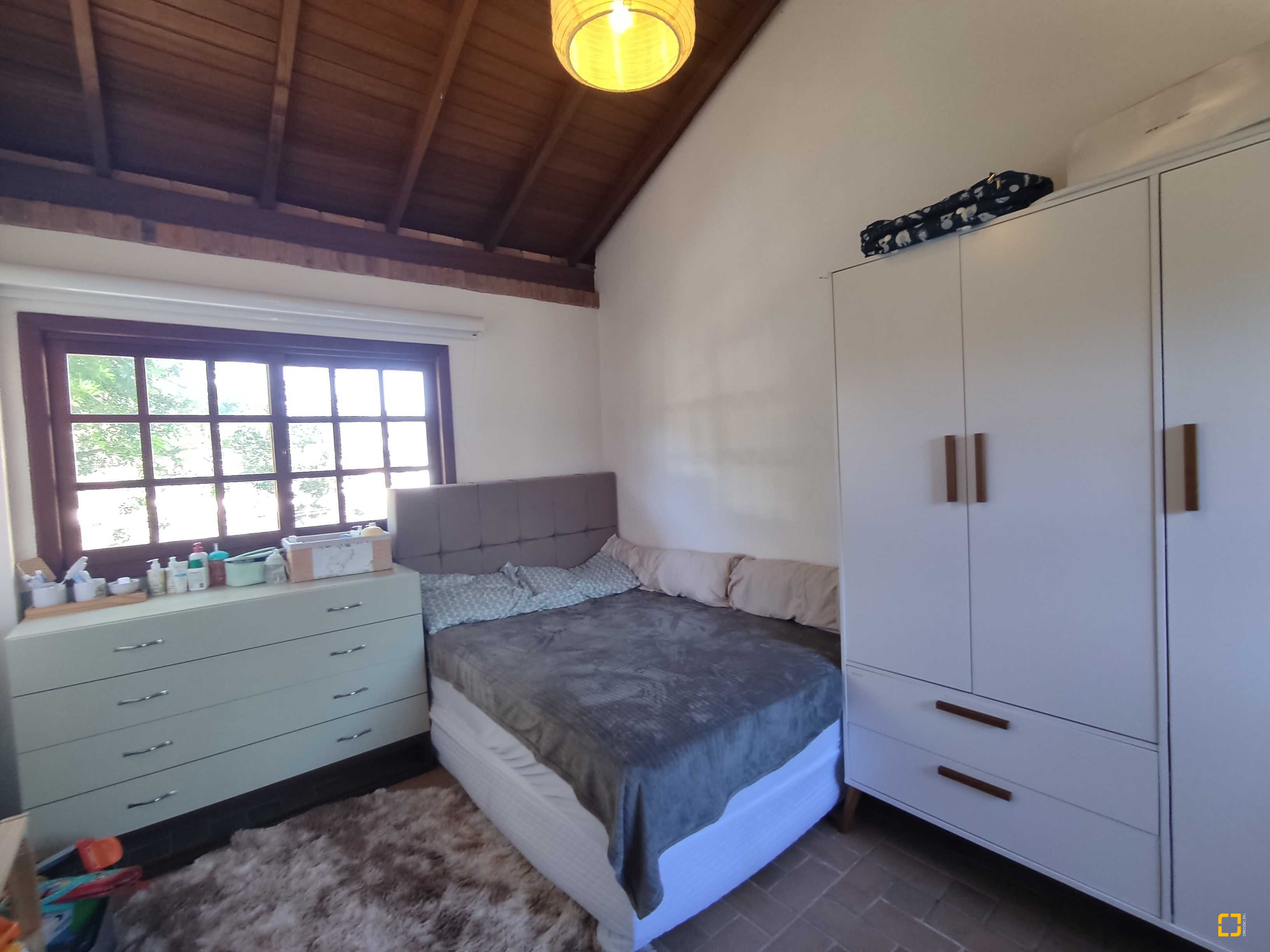 Casa com 170m², 6 quartos (sendo 3 suítes), 2 garagens, no bairro Sambaqui em Florianópolis