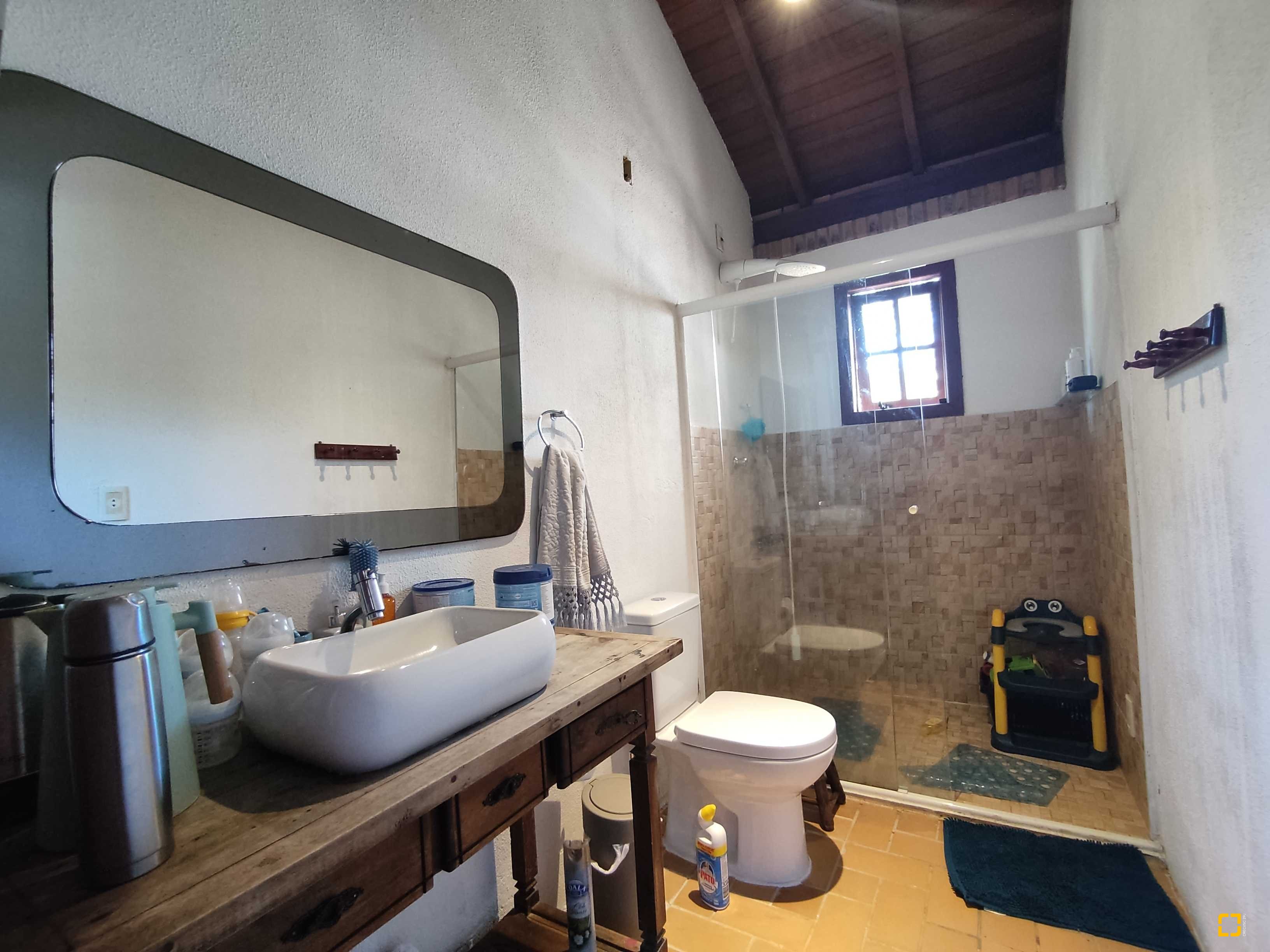 Casa com 170m², 6 quartos (sendo 3 suítes), 2 garagens, no bairro Sambaqui em Florianópolis