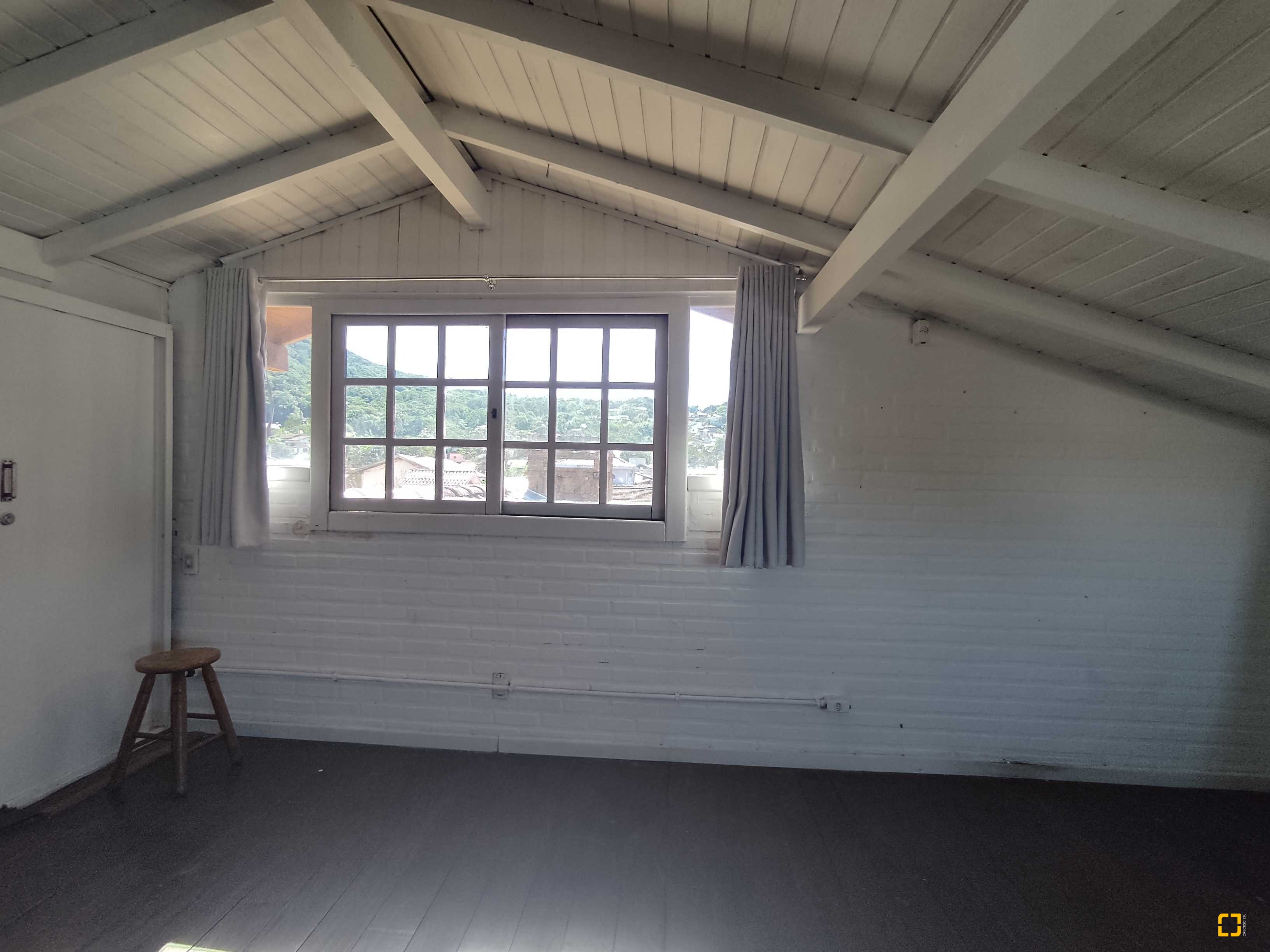 Casa com 170m², 6 quartos (sendo 3 suítes), 2 garagens, no bairro Sambaqui em Florianópolis