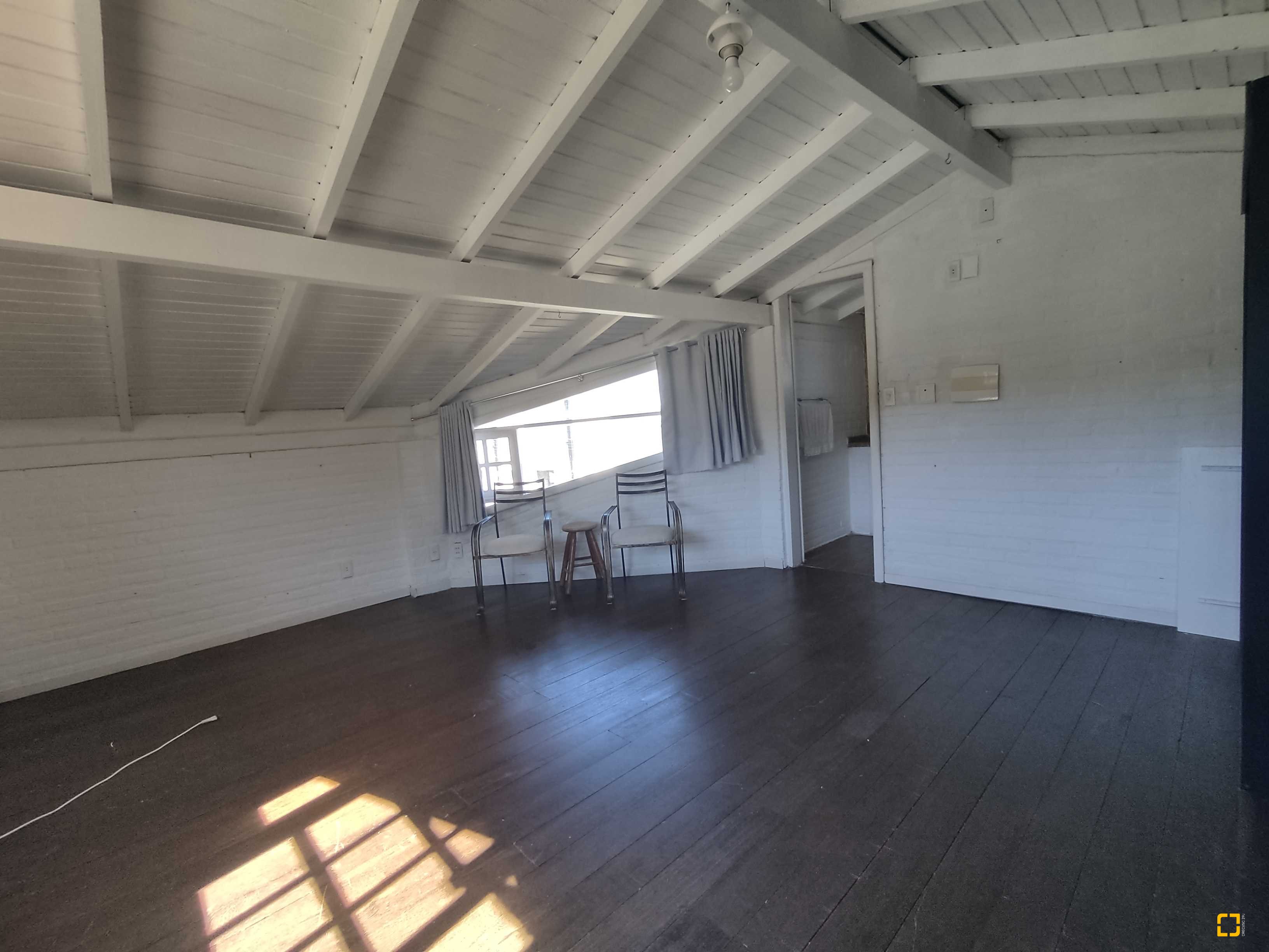 Casa com 170m², 6 quartos (sendo 3 suítes), 2 garagens, no bairro Sambaqui em Florianópolis