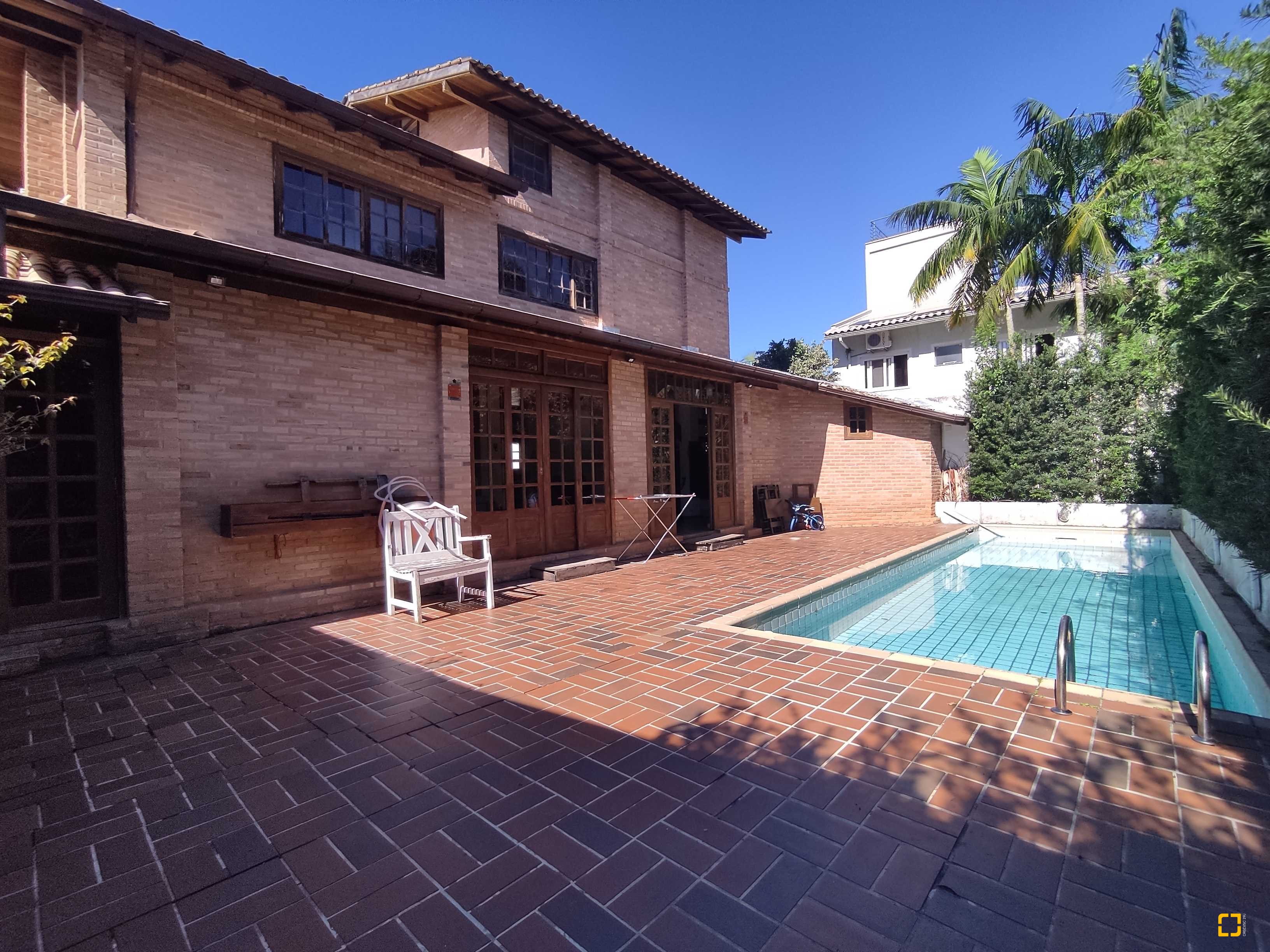 Casa com 170m², 6 quartos (sendo 3 suítes), 2 garagens, no bairro Sambaqui em Florianópolis