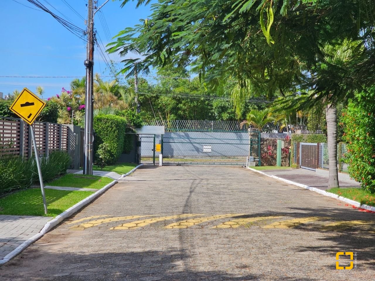 Casa de Condomínio com 365m², 6 quartos (sendo 3 suítes), 2 garagens, no bairro Campeche em Florianópolis