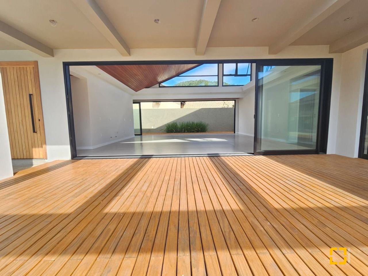 Casa de Condomínio com 365m², 6 quartos (sendo 3 suítes), 2 garagens, no bairro Campeche em Florianópolis