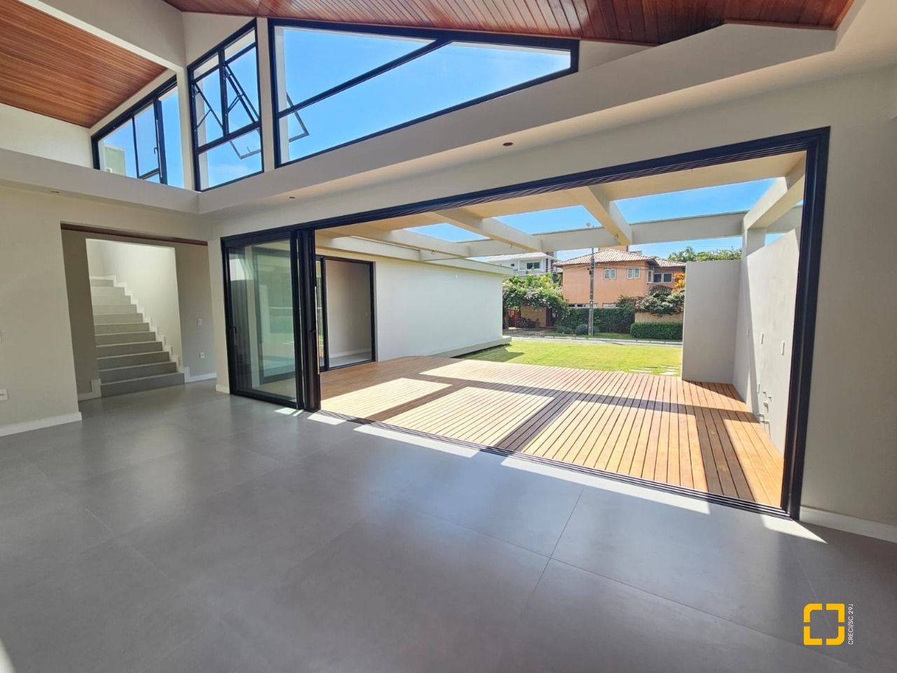 Casa de Condomínio com 365m², 6 quartos (sendo 3 suítes), 2 garagens, no bairro Campeche em Florianópolis