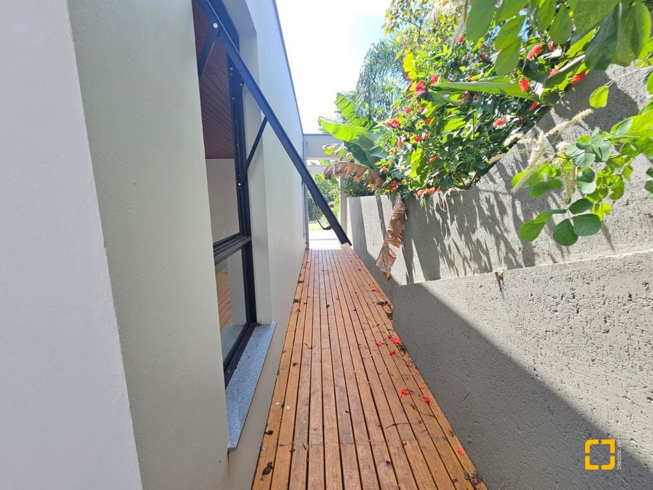 Casa de Condomínio com 365m², 6 quartos (sendo 3 suítes), 2 garagens, no bairro Campeche em Florianópolis