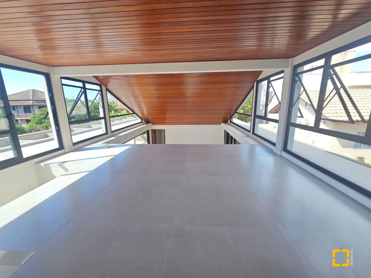 Casa de Condomínio com 365m², 6 quartos (sendo 3 suítes), 2 garagens, no bairro Campeche em Florianópolis