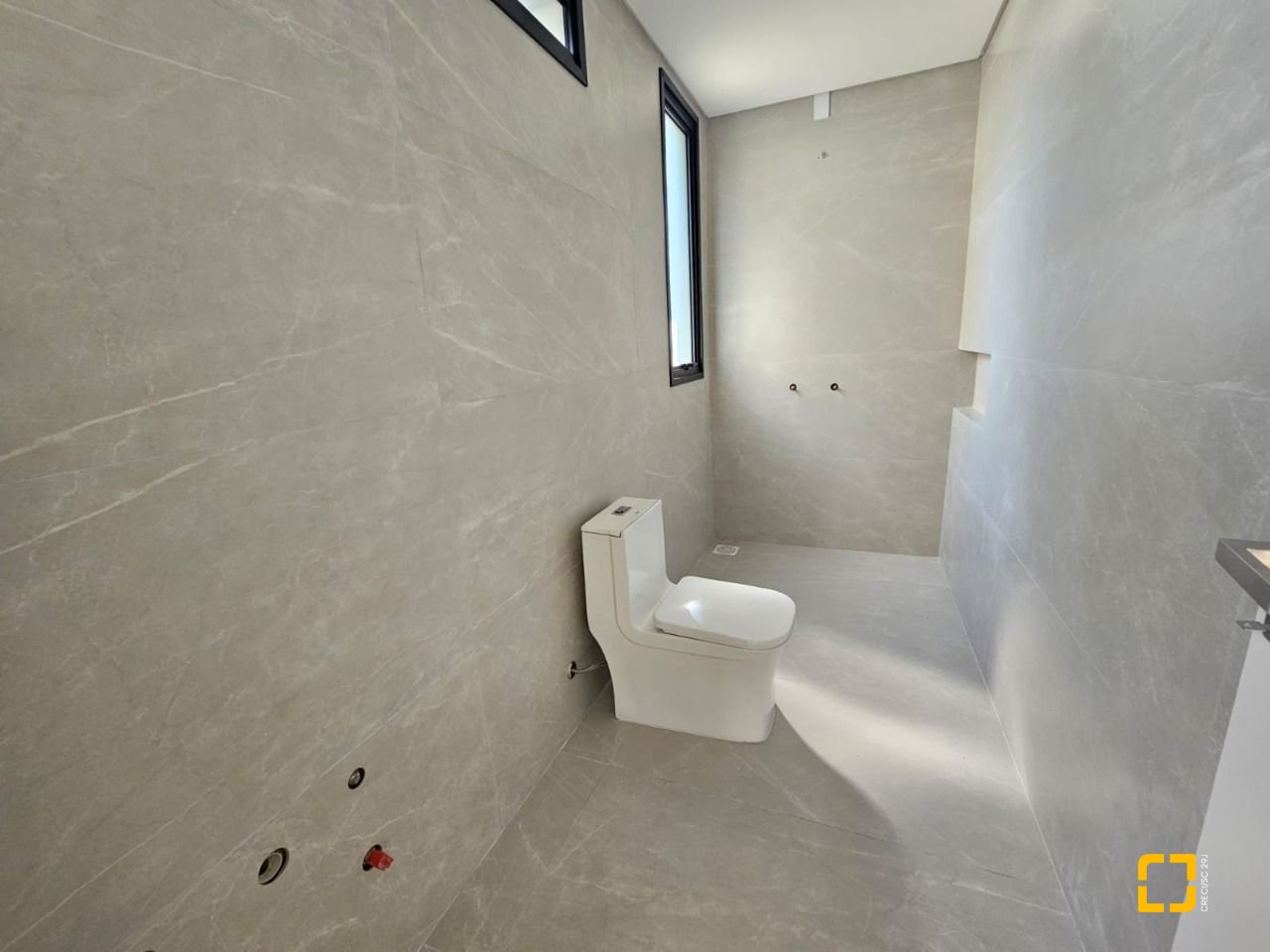 Casa de Condomínio com 365m², 6 quartos (sendo 3 suítes), 2 garagens, no bairro Campeche em Florianópolis