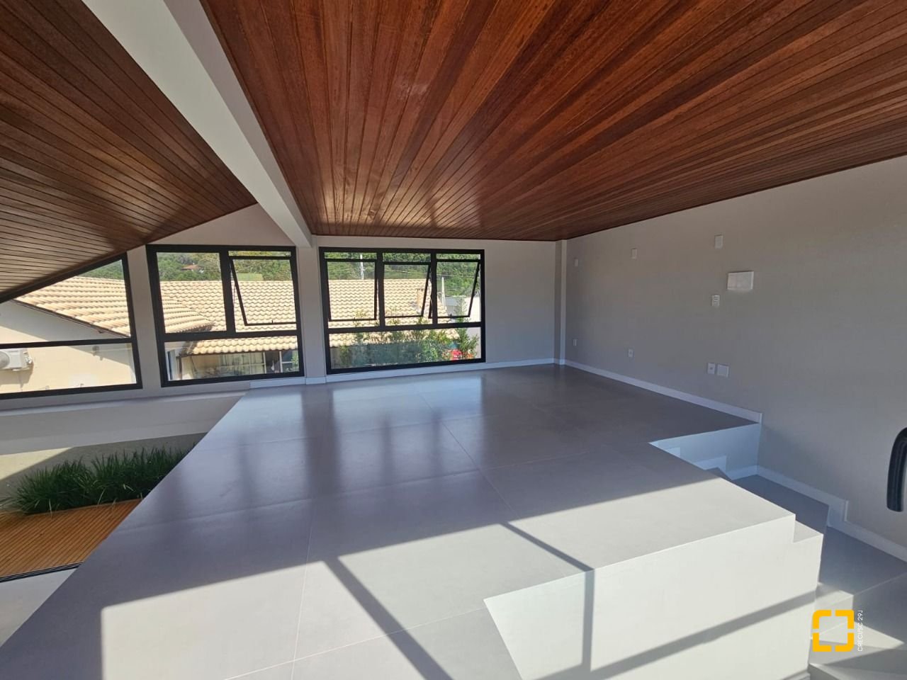 Casa de Condomínio com 365m², 6 quartos (sendo 3 suítes), 2 garagens, no bairro Campeche em Florianópolis