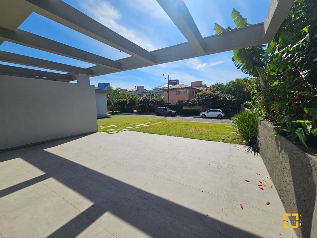 Casa de Condomínio com 365m², 6 quartos (sendo 3 suítes), 2 garagens, no bairro Campeche em Florianópolis