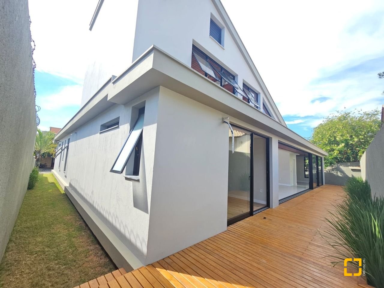 Casa de Condomínio com 365m², 6 quartos (sendo 3 suítes), 2 garagens, no bairro Campeche em Florianópolis