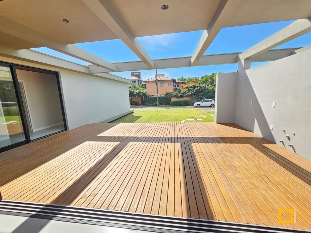 Casa de Condomínio com 365m², 6 quartos (sendo 3 suítes), 2 garagens, no bairro Campeche em Florianópolis