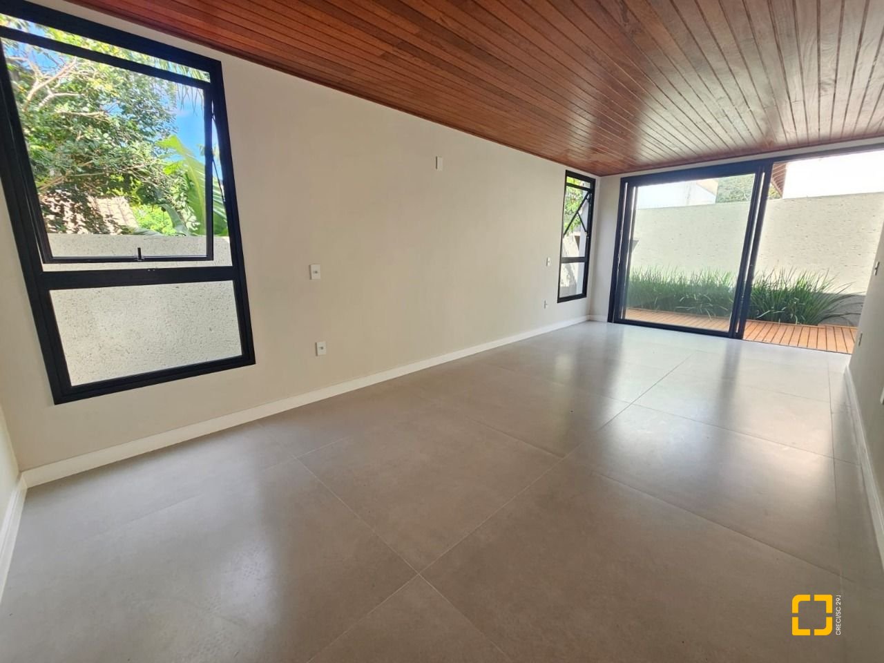 Casa de Condomínio com 365m², 6 quartos (sendo 3 suítes), 2 garagens, no bairro Campeche em Florianópolis