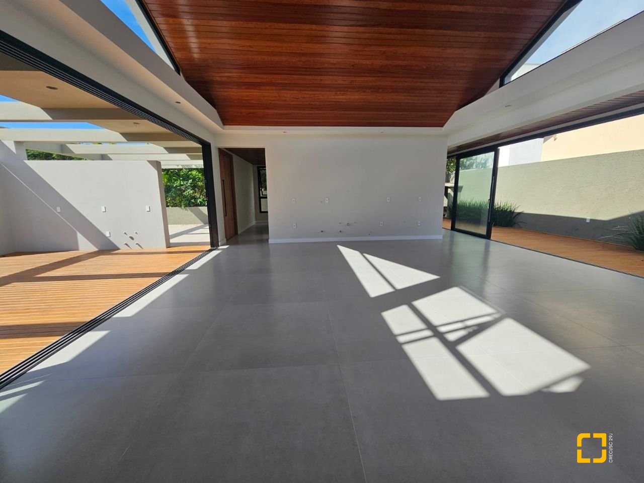 Casa de Condomínio com 365m², 6 quartos (sendo 3 suítes), 2 garagens, no bairro Campeche em Florianópolis